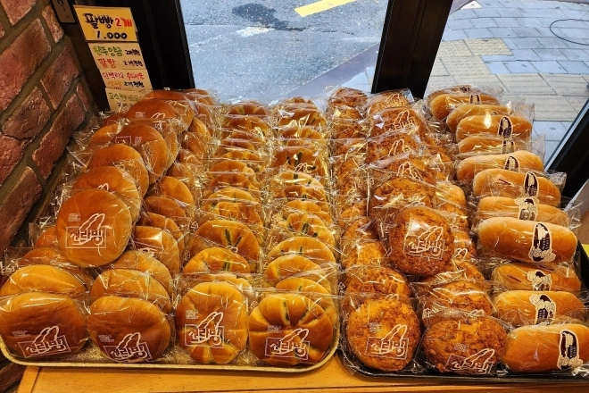 팥빵·완두앙금빵·고로케 등을 개당 500원에 파는 대전 중구의 한 동네 빵집이 저렴한 가격으로 화제가 되고 있다. 대전 중구 공식 블로그 캡처