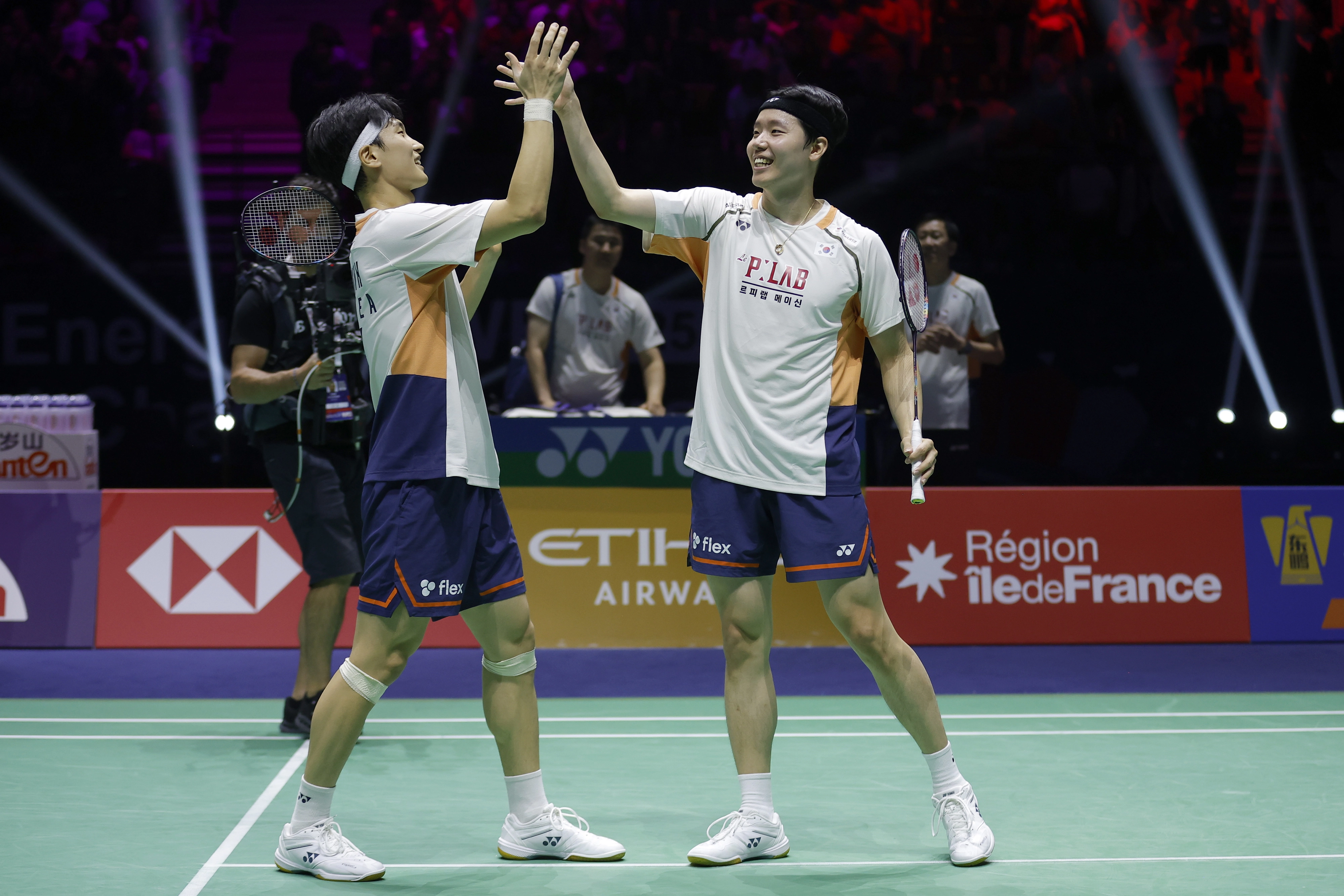 배드민턴 남자 복식 세계 랭킹 1위 김원호(왼쪽)와 서승재가 1일(한국시간) 프랑스 파리에서 열린 2025 세계개인선수권대회 결승에서 우승을 확정한 뒤 하이파이브를 하고 있다. 파리 EPA 연합뉴스
