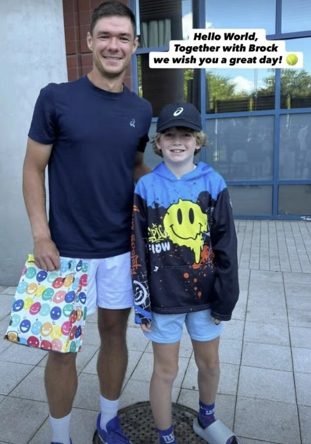 폴란드의 테니스 스타 카밀 마이흐르작이 자신이 건넨 선물을 폴란드의 한 기업 최고경영자(CEO)에게 빼앗긴 소년을 수소문해 만났다. 카밀 마이흐르작 인스타그램