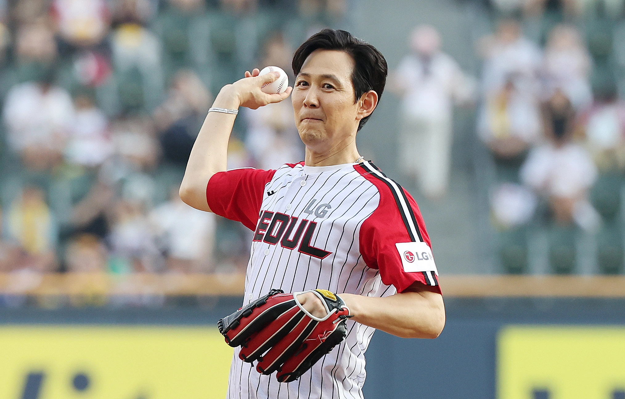 배우 이정재가 31일 오후 서울 잠실야구장에서 열린 2025 신한 SOL뱅크 KBO리그 키움 히어로즈와 LG 트윈스의 경기에 앞서 시구를 하고 있다. 2025.8.31 뉴스1