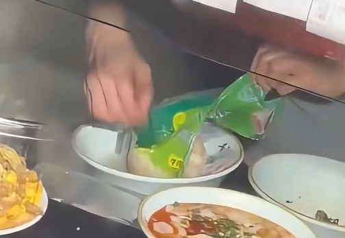 중국 광둥성의 한 식당에서 직원이 냉동 물만두를 봉지째 솥에 넣어 끓인 뒤 건져내 그릇에 담아 손님에게 내어주는 모습이 영상에 포착됐다. 이 영상을 찍은 네티즌은 “솥 안에는 국수면도 있었다”면서 “대체 얼마나 많은 음식들이 봉지째 조리됐는지 상상조차 하지 못하겠다”고 말했다. 자료 : 더우인