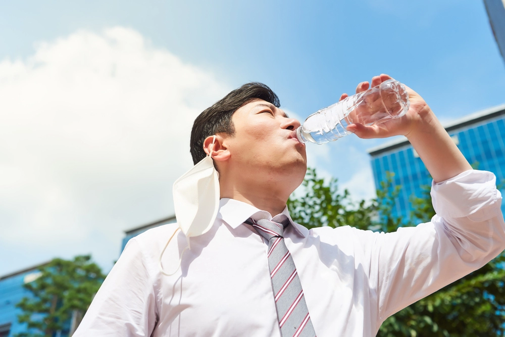 생수를 마시는 직장인. 사진은 기사와 직접적인 관련 없음. 아이클릭아트