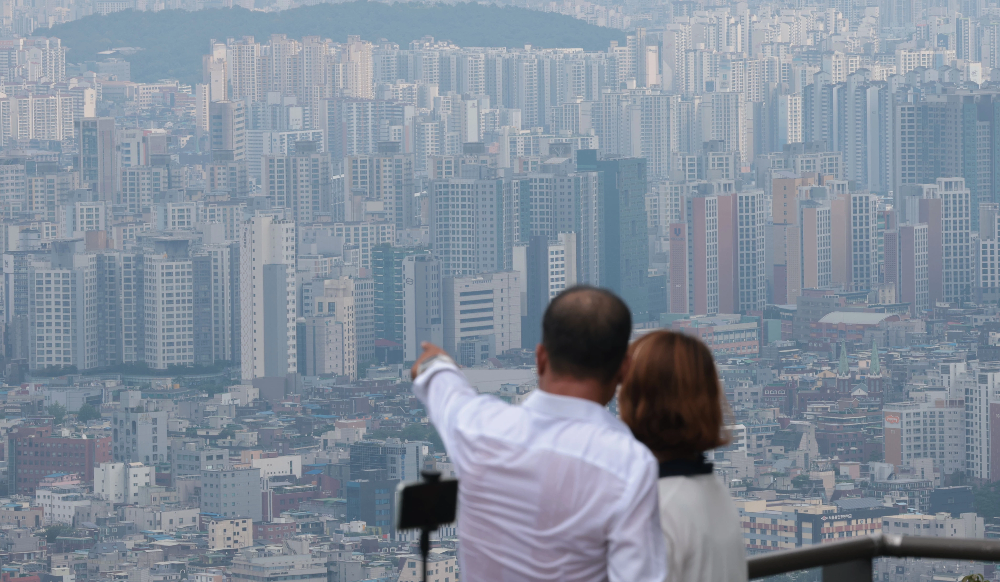 정부의 6·27 대출 규제 시행 영향으로 지난달 2조원대로 축소된 가계대출 증가액이 이달 다시 4조원대 초반에 이를 것으로 전망된다. 사진은 31일 서울 남산에서 바라본 시내 모습. 2025.8.31. 연합뉴스
