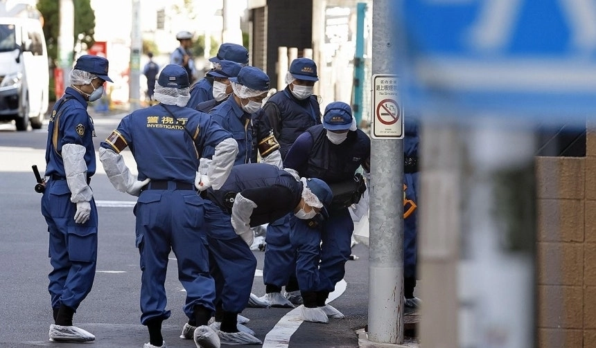 일본 경찰이 1일 도쿄 세타가야구에서 한국인 여성이 피를 흘린 채 쓰러져 있던 장소를 조사하고 있다. 2025.9.1 도쿄 교도 연합뉴스