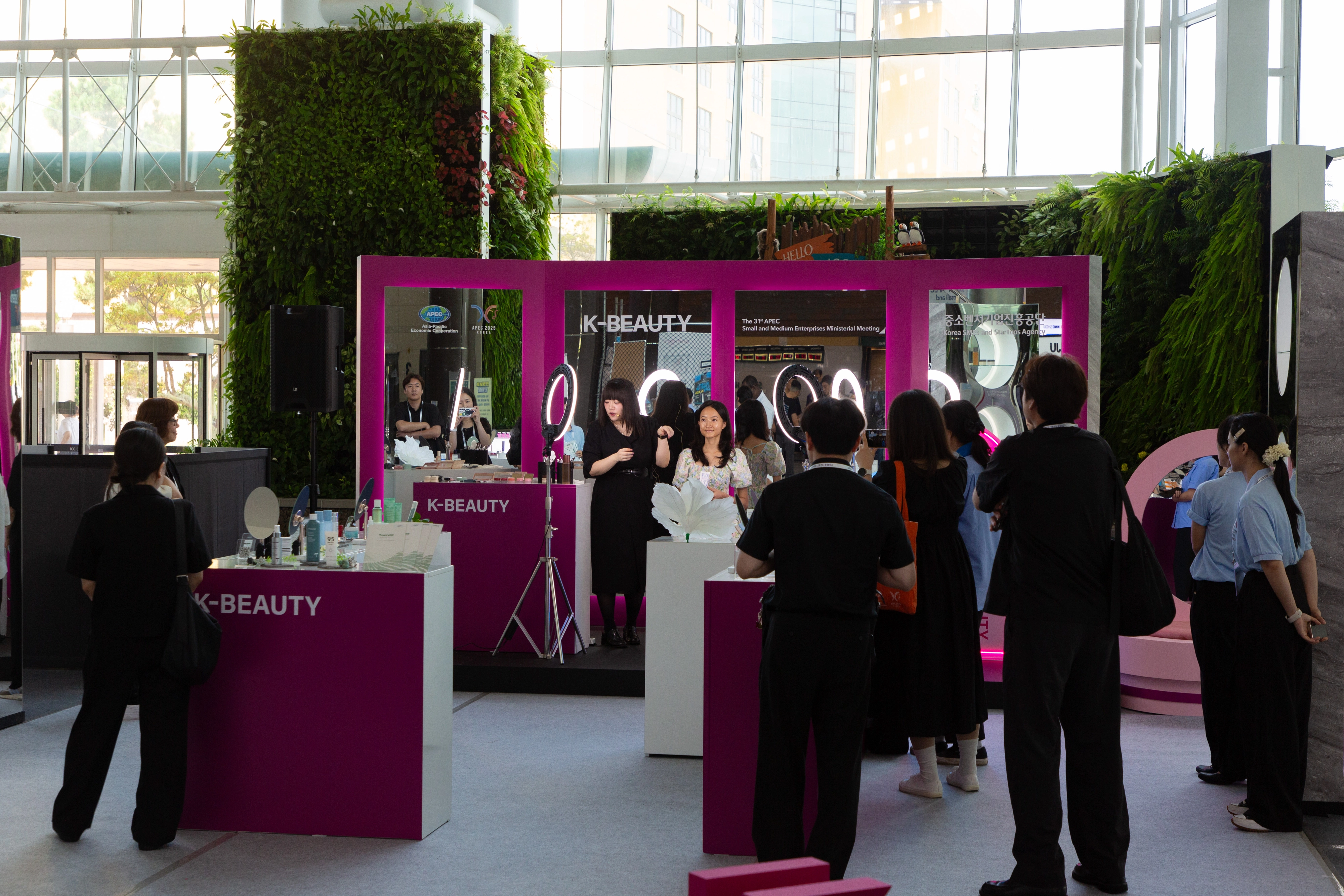 1일 APEC 중소기업 장관회의가 열리는 제주 국제컨벤션센터에서 제주첨단단지 입주기업들이 K-뷰티 우수제품 전시관에 참여해 제주산 원료를 활용한 고기능성 제품과 친환경 뷰티 솔루션을 선보이고 있다. JDC 제공