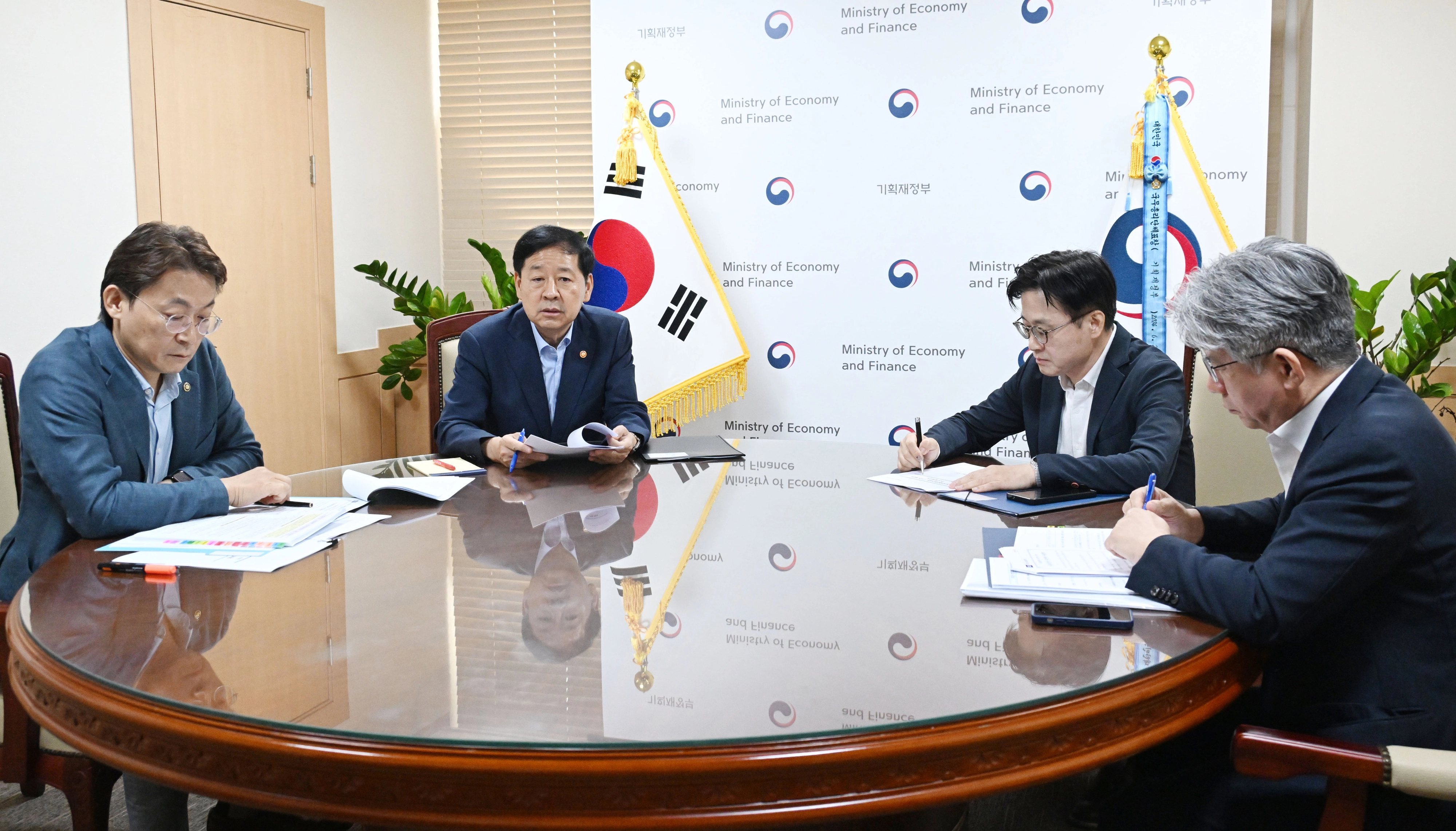 구윤철 경제부총리 겸 기획재정부 장관이 지난달 서울 종로구 정부서울청사에서 열린 석유화학산업 사업재편 진행상황 관계장관 현안 간담회를 주재하고 있다. 연합뉴스