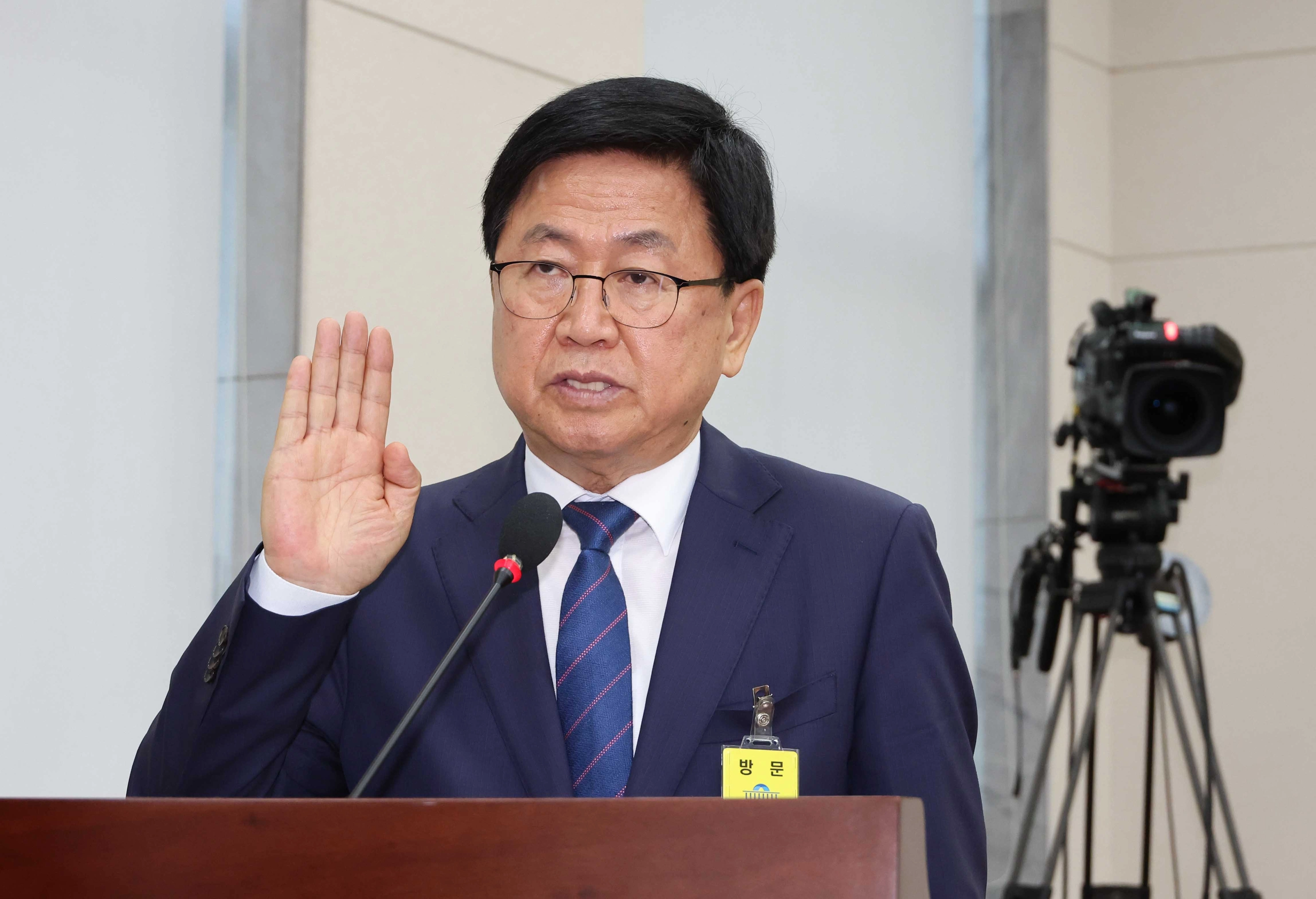 선서하는 최교진 교육부 장관 후보자  최교진 부총리 겸 교육부 장관 후보자가 2일 서울 여의도 국회 교육위원회에서 열린 인사청문회에서 선서하고 있다. 2025.9.2 연합뉴스