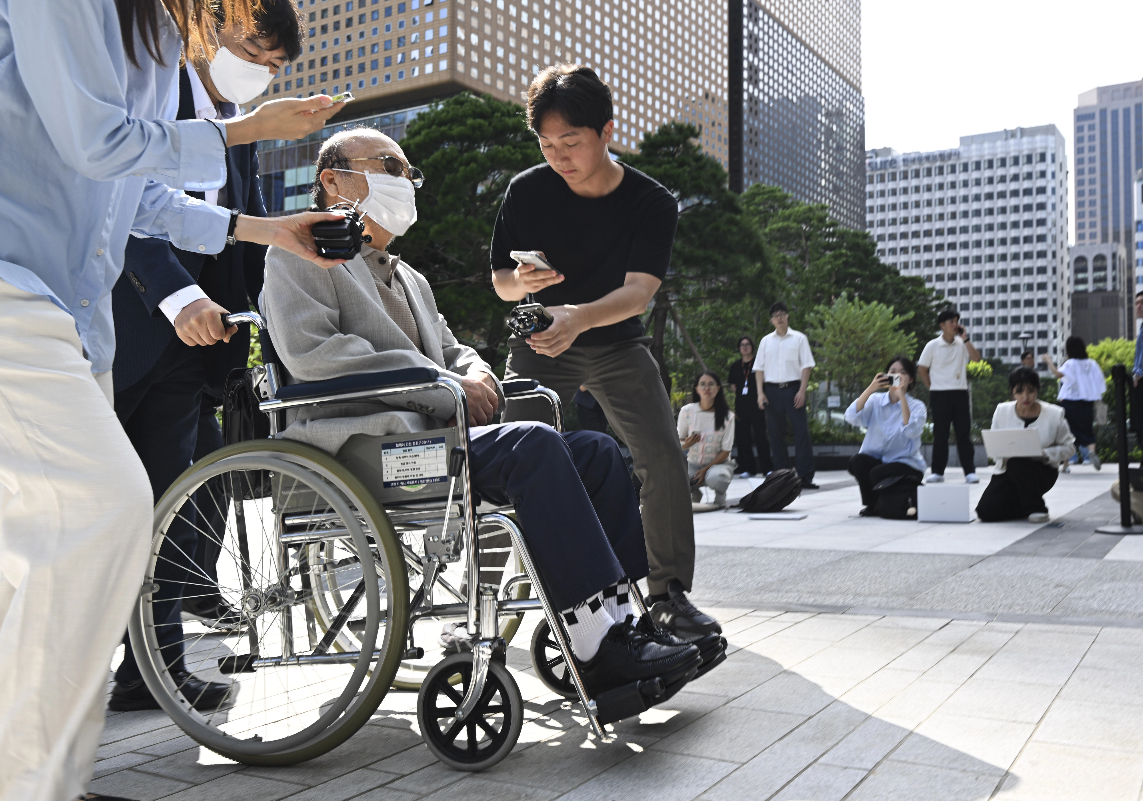 김건희 여사에게 고가의 귀중품을 건넸다고 자수해 인사 청탁 혐의를 받는 이봉관 서희건설 회장이 2일 서울 종로구 KT광화문빌딩 웨스트에 마련된 김건희 특검(특별검사 민중기) 사무실로 휠체어를 탄 채 출석하고 있다. 2025.9.2 이지훈 기자