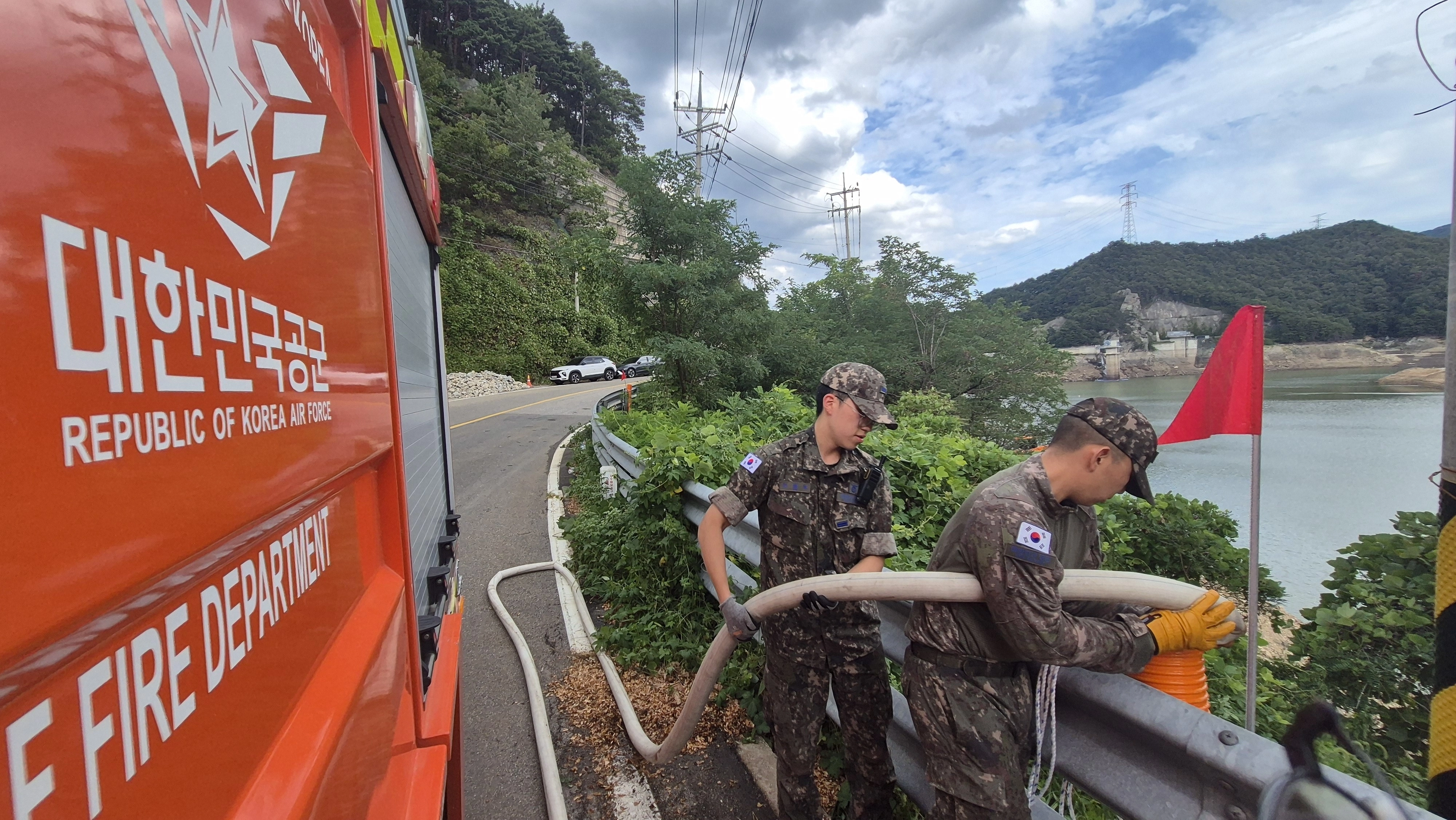 공군 제18전투비행단 장병들이 강원 강릉시 상수원인 오봉저수지 급수 지원 활동을 펼치고 있다. 2025.9.1 공군 제18전투비행단 제공