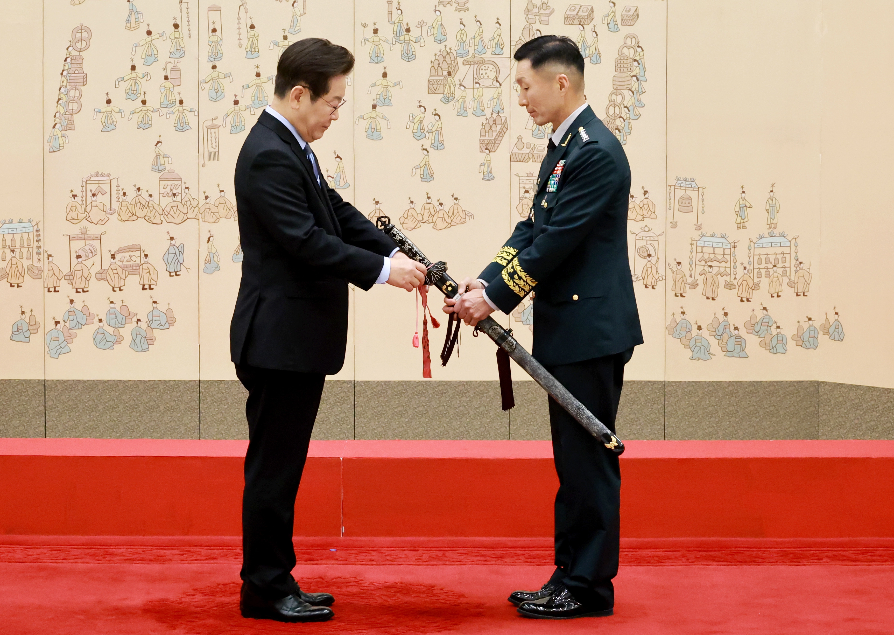 이재명 대통령, 김성민 한미연합사 부사령관 삼정검 수치 수여  이재명 대통령이 2일 서울 용산 대통령실 청사에서 열린 대장 진급·보직 신고 및 삼정검 수치 수여식에서 김성민 한미연합사 부사령관의 삼정검에 수치를 달아주고 있다. 2025.9.2 연합뉴스