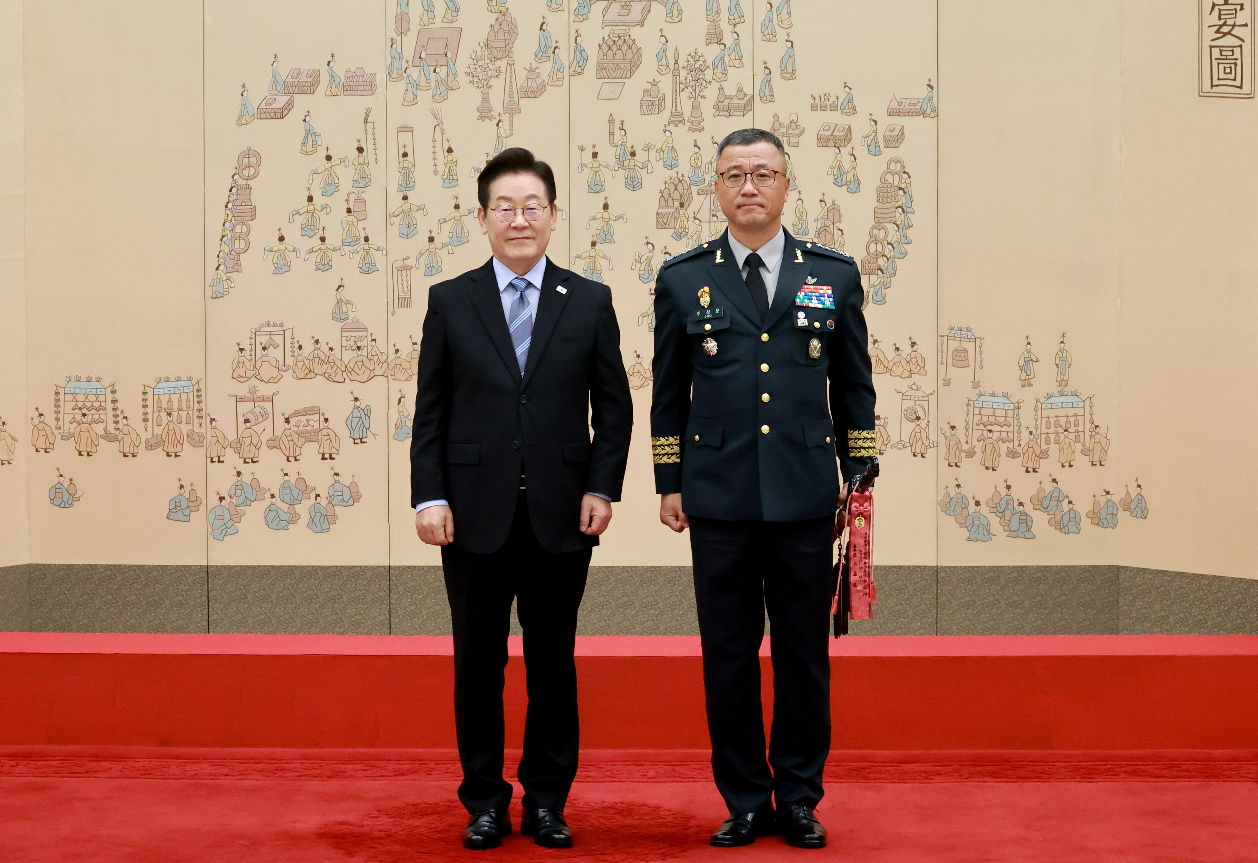 이재명 대통령, 주성운 지상작전사령관 삼정검 수치 수여  이재명 대통령이 2일 서울 용산 대통령실 청사에서 열린 대장 진급·보직 신고 및 삼정검 수치 수여식에서 주성운 지상작전사령관의 삼정검에 수치를 달아준 뒤 기념촬영을 하고 있다. 2025.9.2 연합뉴스