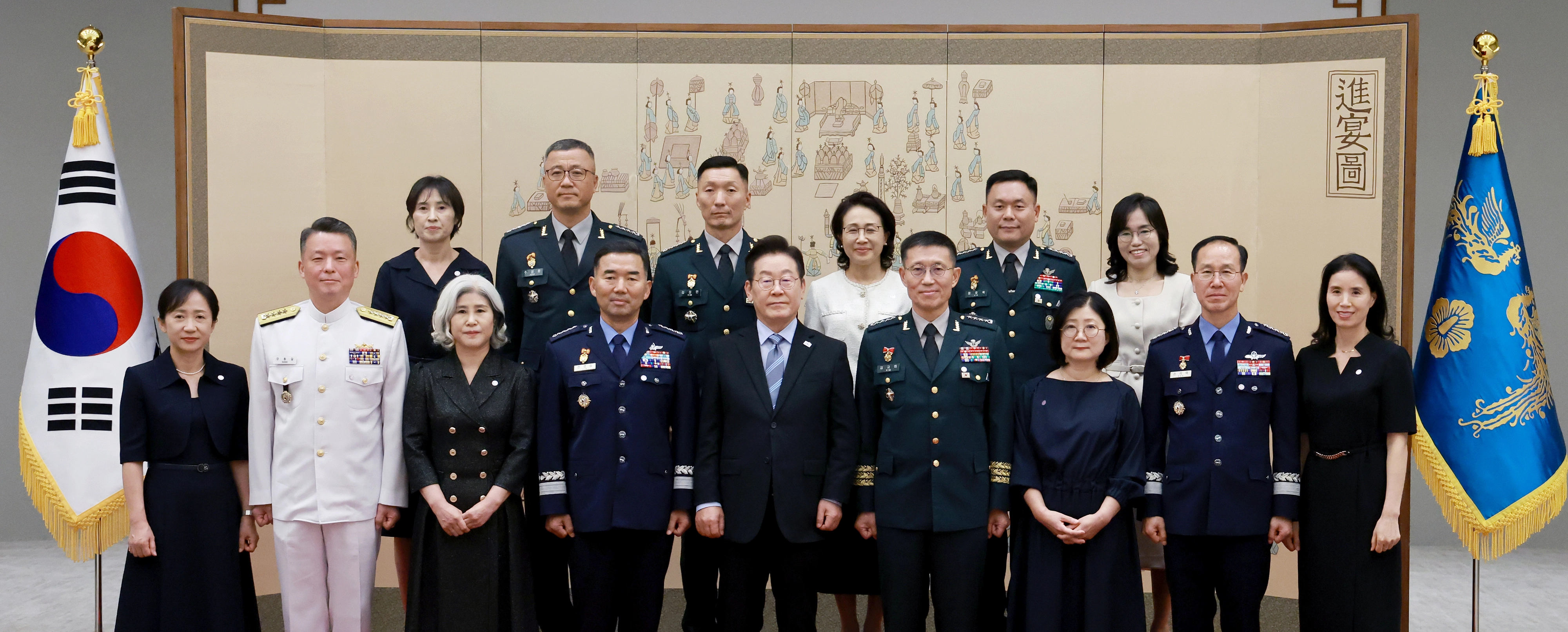 이재명 대통령, 대장 진급·보직 신고 및 삼정검 수치 수여식 참석  이재명 대통령이 2일 서울 용산 대통령실 청사에서 열린 대장 진급·보직 신고 및 삼정검 수치 수여식에서 진영승 합동참모의장 후보자(앞줄 왼쪽 네 번째) 등 대장 진급 장성 및 가족과 기념촬영을 하고 있다. 2025.9.2 연합뉴스