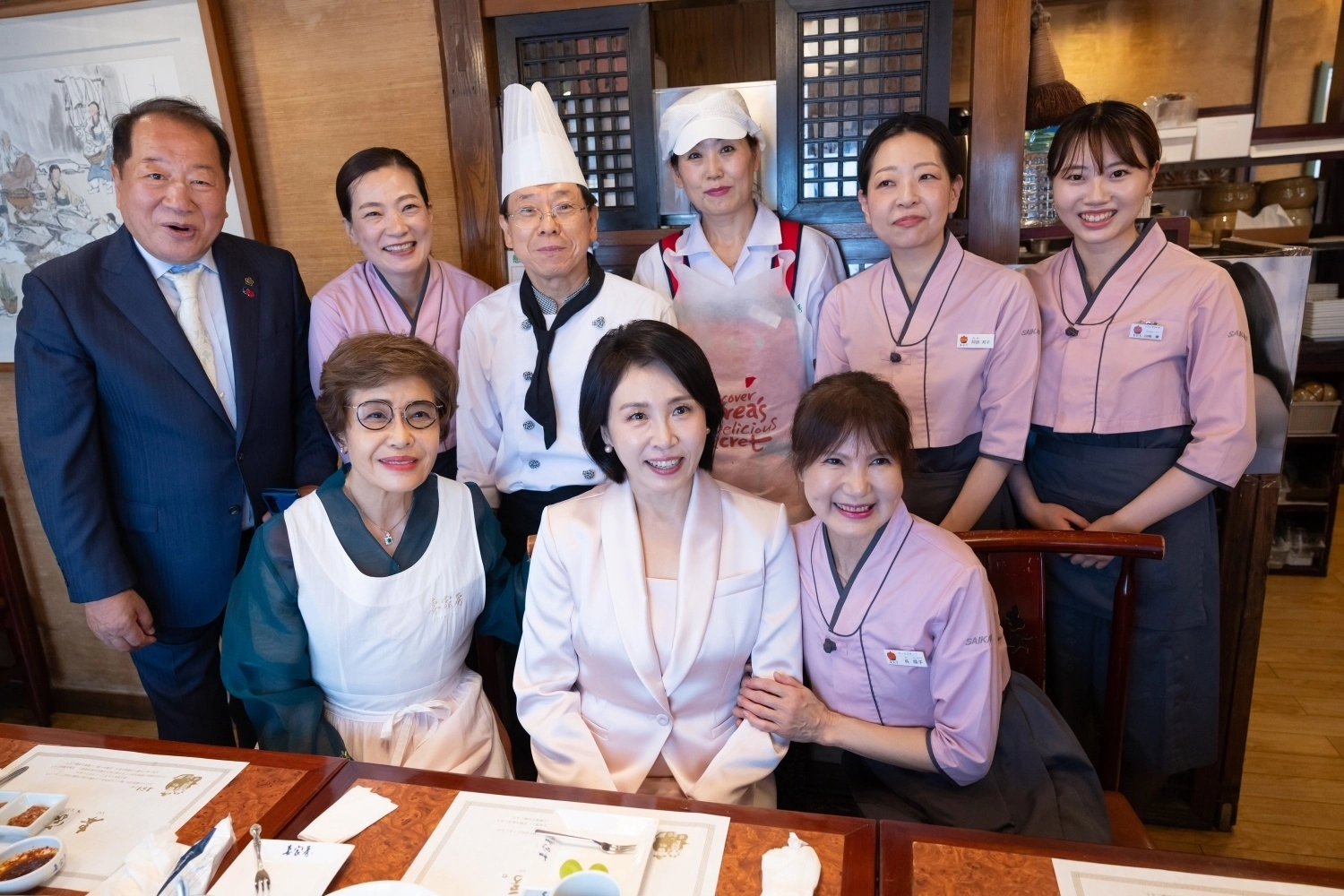 도쿄 한인 동포 식당 찾은 김혜경 여사  이재명 대통령 부인 김혜경 여사가 지난달 24일 일본 순방 중 한인 동포가 운영하는 한식당을 깜짝 방문해 기념사진을 찍고 있다.
대통령실 제공