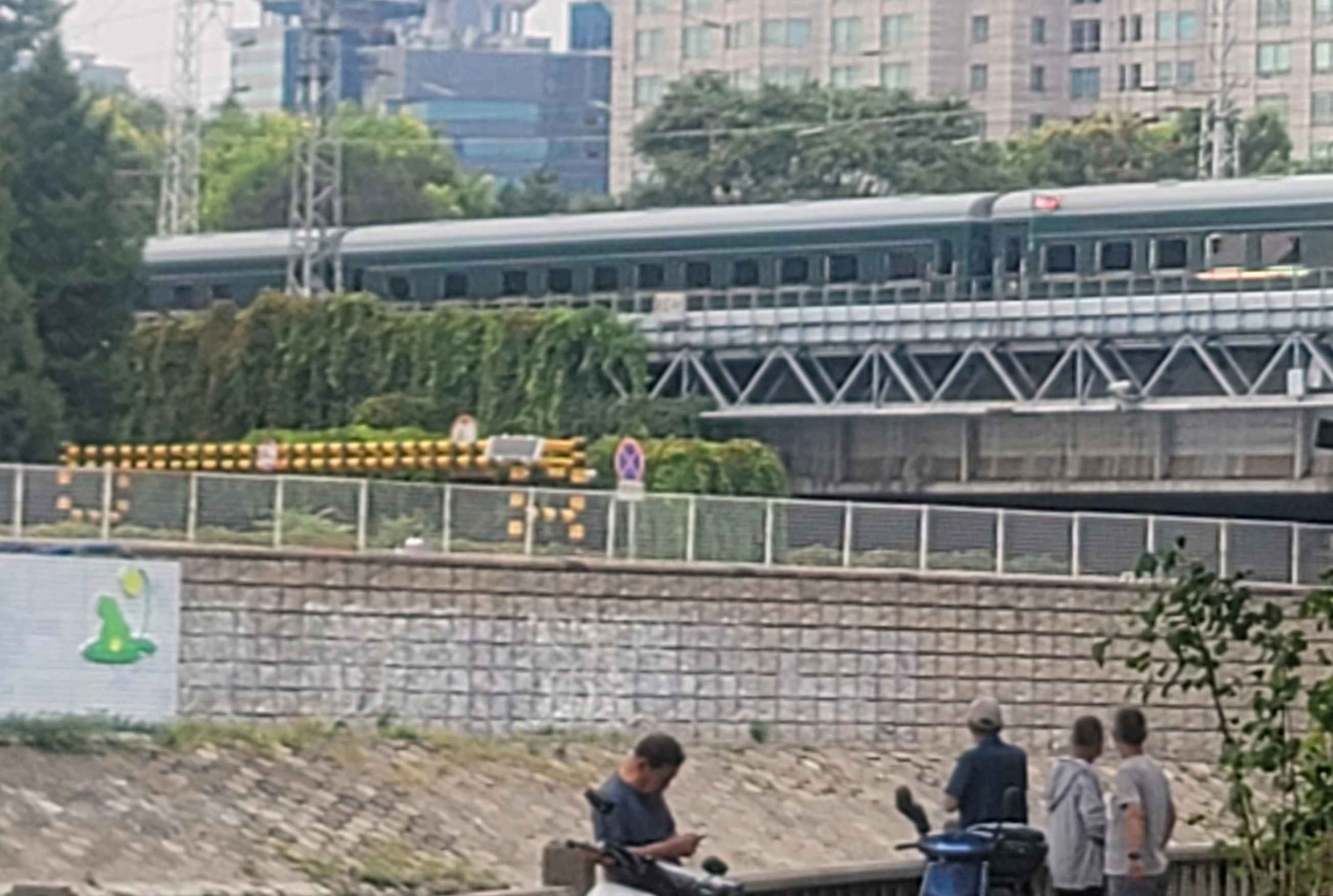 김정은 북한 노동당 총비서(국무위원장)가 탑승한 전용열차가 2일 오후 중국 베이징역 인근을 지나는 가운데 인공기가 걸려 있다. 2025.9.2 뉴스1