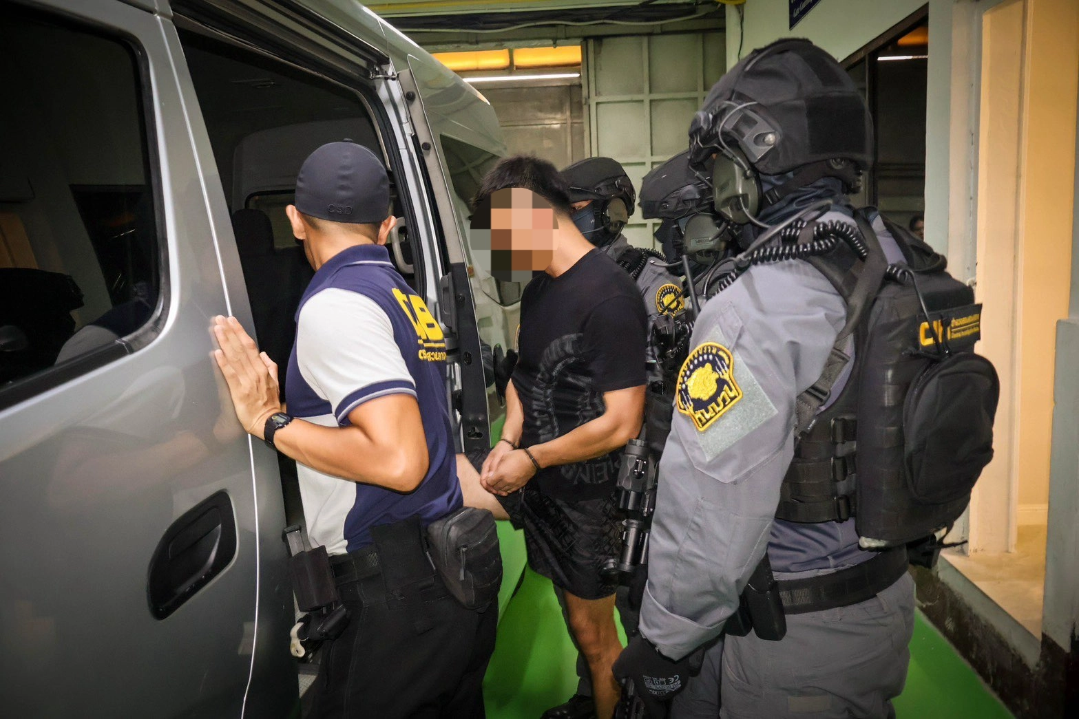 태국의 한 은신처에서 붙잡힌 국제 해킹조직 총책이 지난 8월 경찰 특공대 등에 의해 송환되는 모습. 태국 경찰의 협조로 한국·태국 경찰 12명이 합동 검거 작전을 펼쳤고, 양국 간 협의와 인터폴 호송 회의를 거쳐 검거 뒤 106일만에 총책을 국내로 송환할 수 있었다. 경찰청 제공.