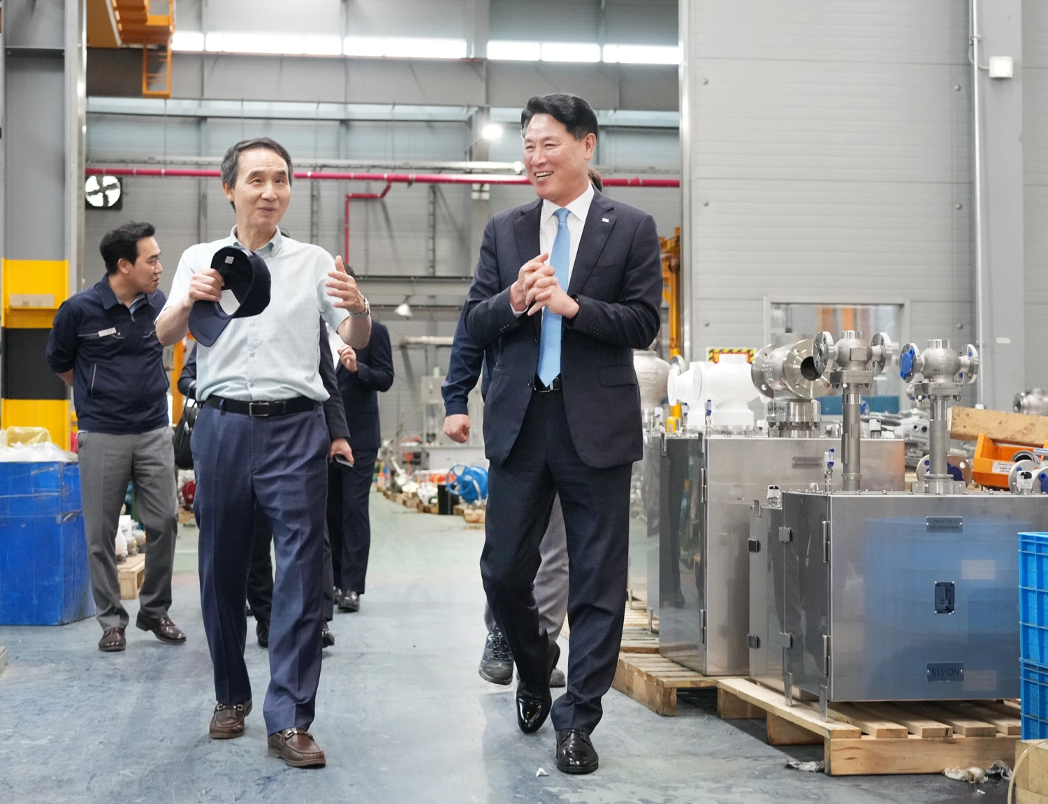 김태한(오른쪽) BNK경남은행장이 지역 기업체를 찾아 동반 성장 방안을 논의하고 있다.
BNK경남은행 제공