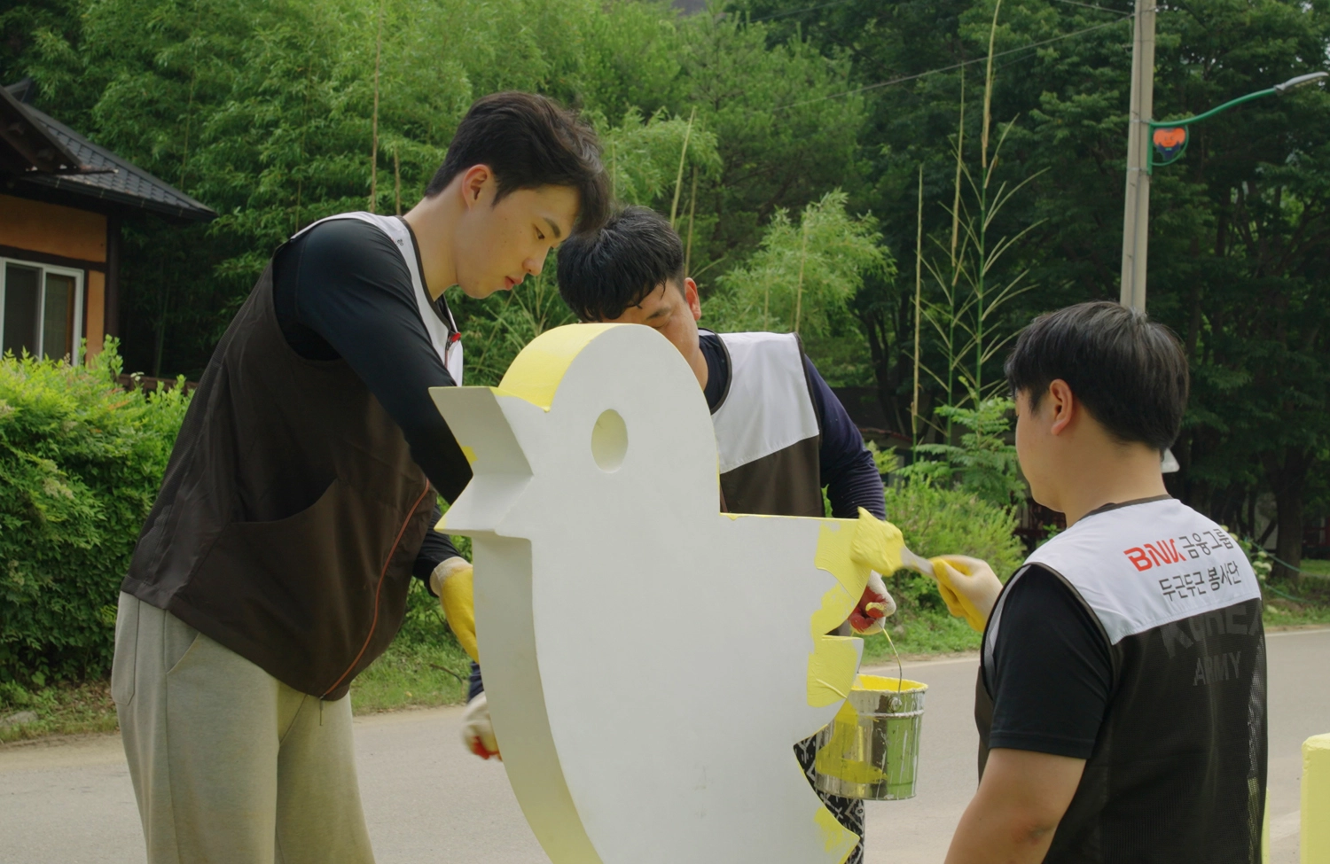 BNK경남은행 직원들이 경남 산청군 산불 피해 지역에서 ‘꾀꼬리길 조성사업’의 하나로 꾀꼬리 모형에 색을 칠하고 있다.
BNK경남은행 제공