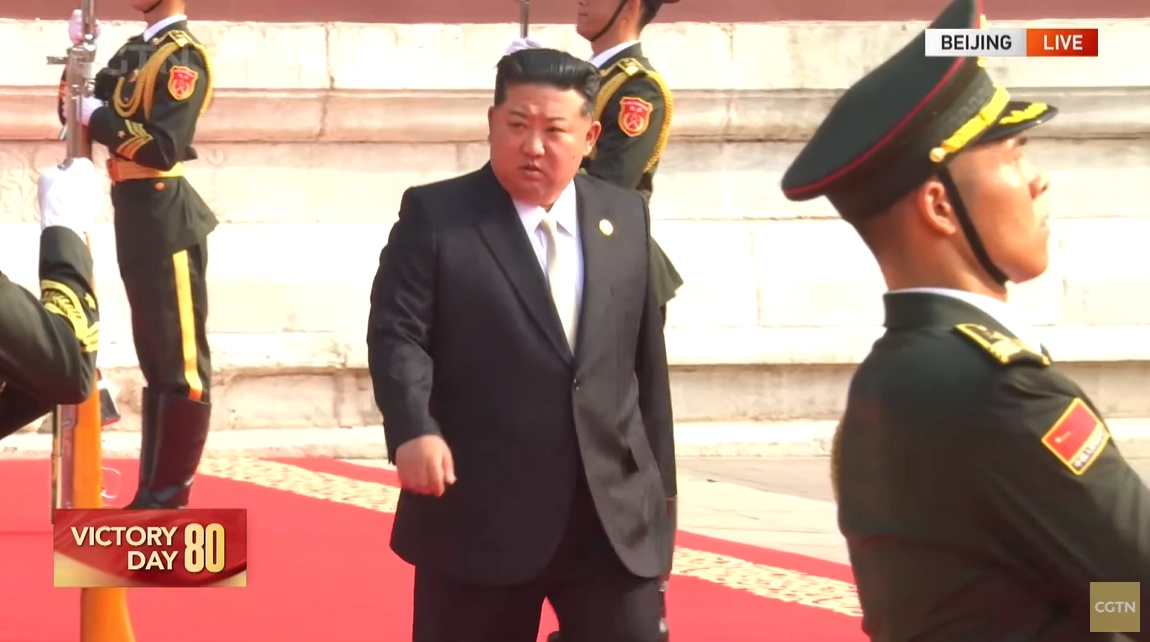 김정은 북한 국무위원장이 3일 중국 톈안먼 광장에서 열린 전승 80주년 기념 열병식 행사장에 입장하고 있다. 중국 CGTN방송 유튜브 캡쳐