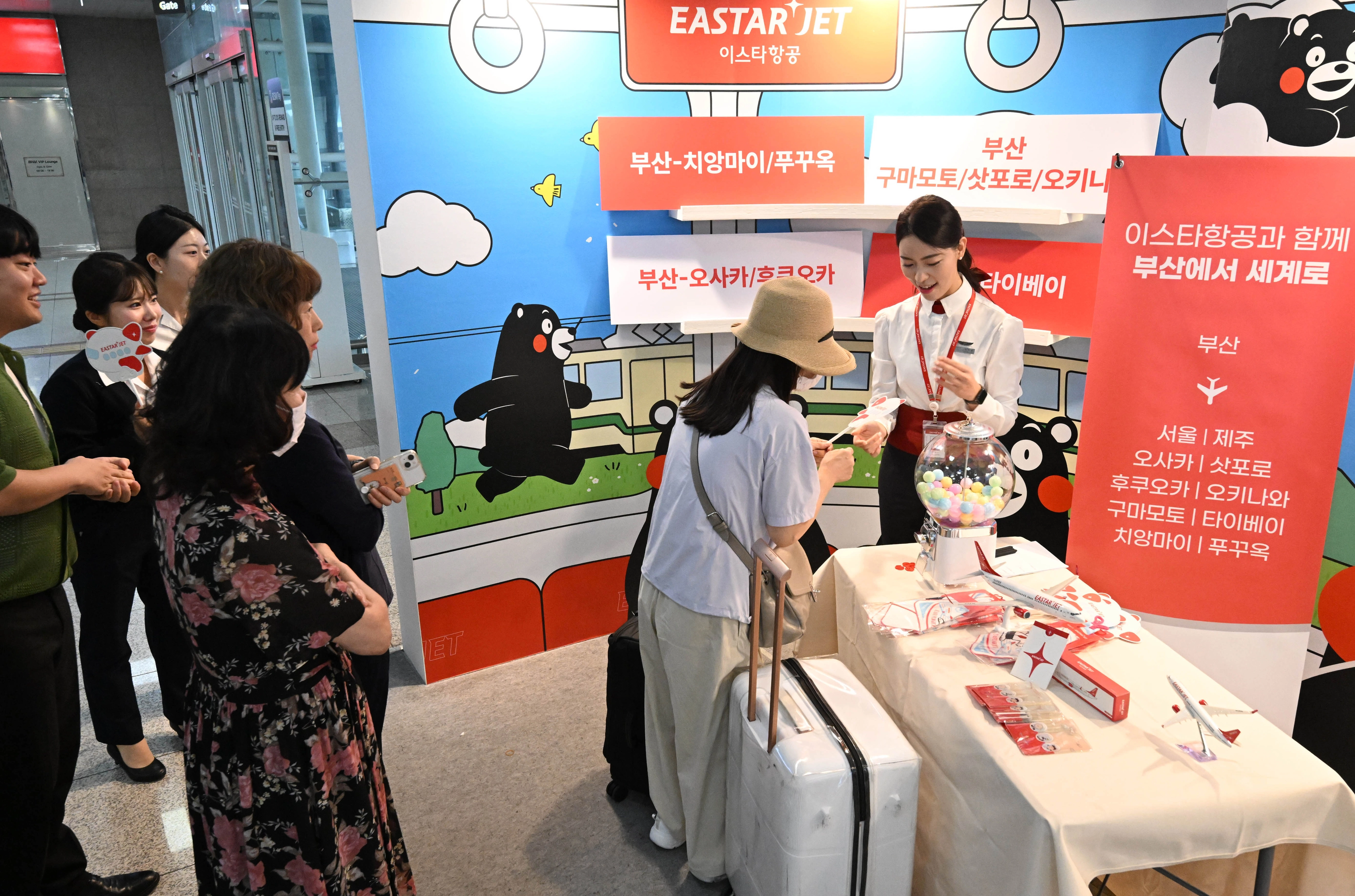 이스타항공이 3일 부산 강서구 김해공항 국내선 청사에서 ‘부산에서 세계로’ 신규 취항 행사를 진행하고 있다. 부산에서 취항 노선을 확대하고 있는 이스타항공은 8월 기준 국내선과 국제선 총 10개 노선을 운항 중이며, 오는 10월 26일부터 오사카·후쿠오카·삿포로(치토세) 노선을 새롭게 취항한다. 2025.9.3 부산 홍윤기 기자