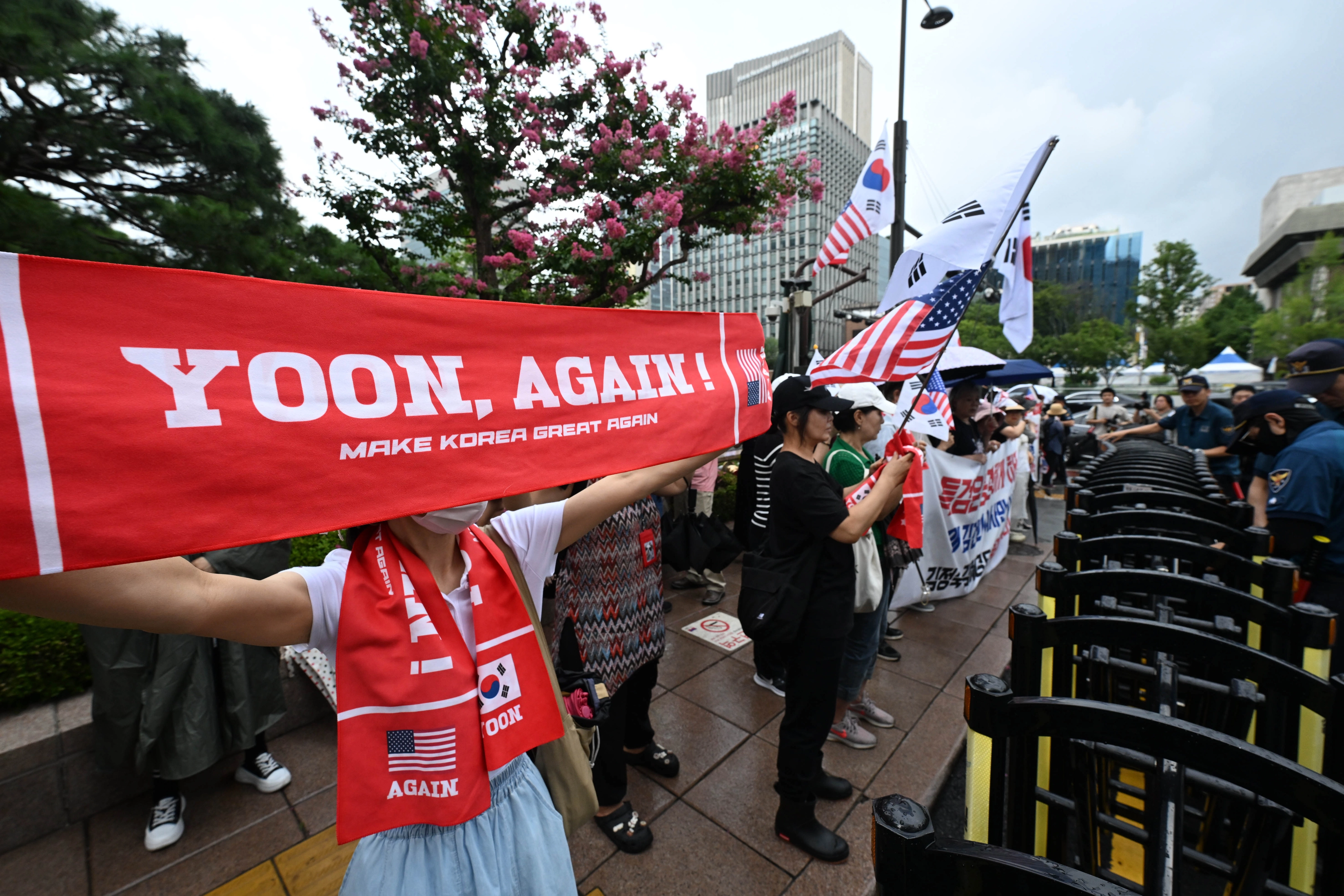 윤석열 전 대통령의 부인 김건희 여사가 특검에 출석할 예정인 6일 서울 종로구 KT광화문빌딩 인근에서 윤 전 대통령 지지자들이 항의하고 있다. 2025.8.6 홍윤기 기자
