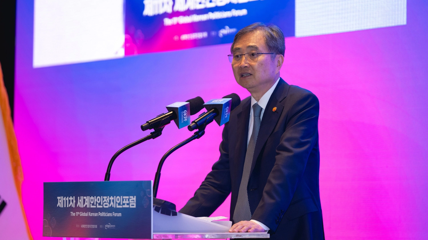 2일 서울시 중구 소공동 더플라자호텔에서 전 세계 10개국 51명의 한인 정치인이 참석한 가운데 제 11차 세계한인정치인포럼이 개막됐다. 나흘간 열리는 행사는 글로벌 네트워크 강화, 정책 교류, 차세대 리더십 및 정체성에 대해 논의한다.  
외교부 주최 환영만찬에서 만찬사를 하고 있는 조현 외교부 장관 사진제공 : 재외동포협력센터