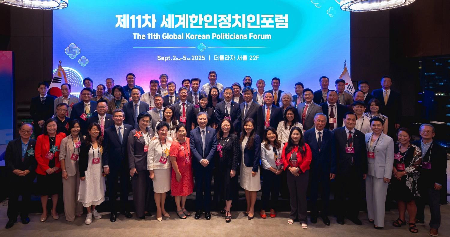 2일 서울시 중구 소공동 더플라자호텔에서 전 세계 10개국 51명의 한인 정치인이 참석한 가운데 제 11차 세계한인정치인포럼이 개막됐다. 나흘간 열리는 행사는 글로벌 네트워크 강화, 정책 교류, 차세대 리더십 및 정체성에 대해 논의한다.  
외교부 주최 환영만찬 후 단체 사진을 찍고 있는 조현 외교부 장관(맨 앞줄 가운데)와 제11차 세계한인정치인포럼 참가자들 사진제공 : 재외동포협력센터