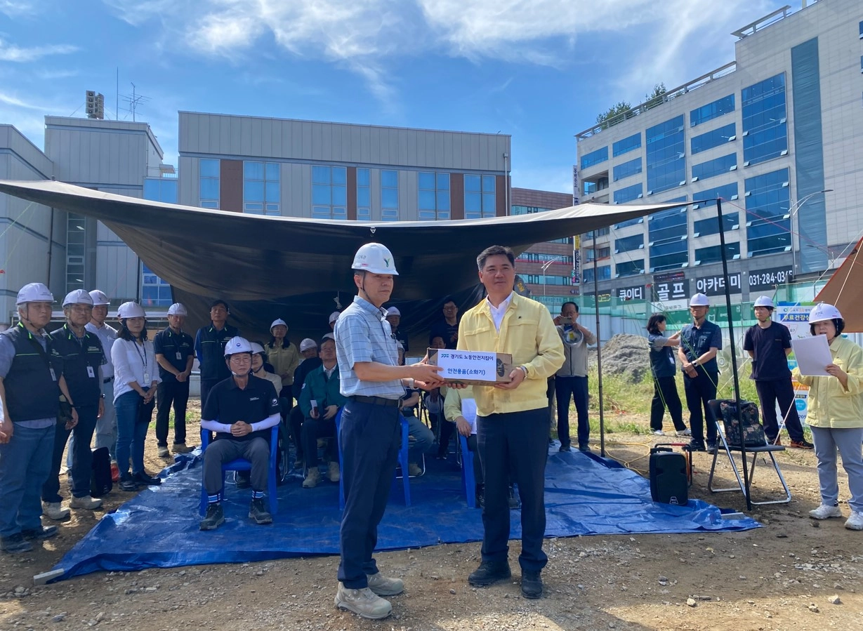 ‘노동안전의 날’ 행사에서 정하용 의원이 건설현장 관계자에게 소화기 등 안전물품을 전달하며 산업재해 예방 의지를 강조하고 있다. (사진=경기도의회)