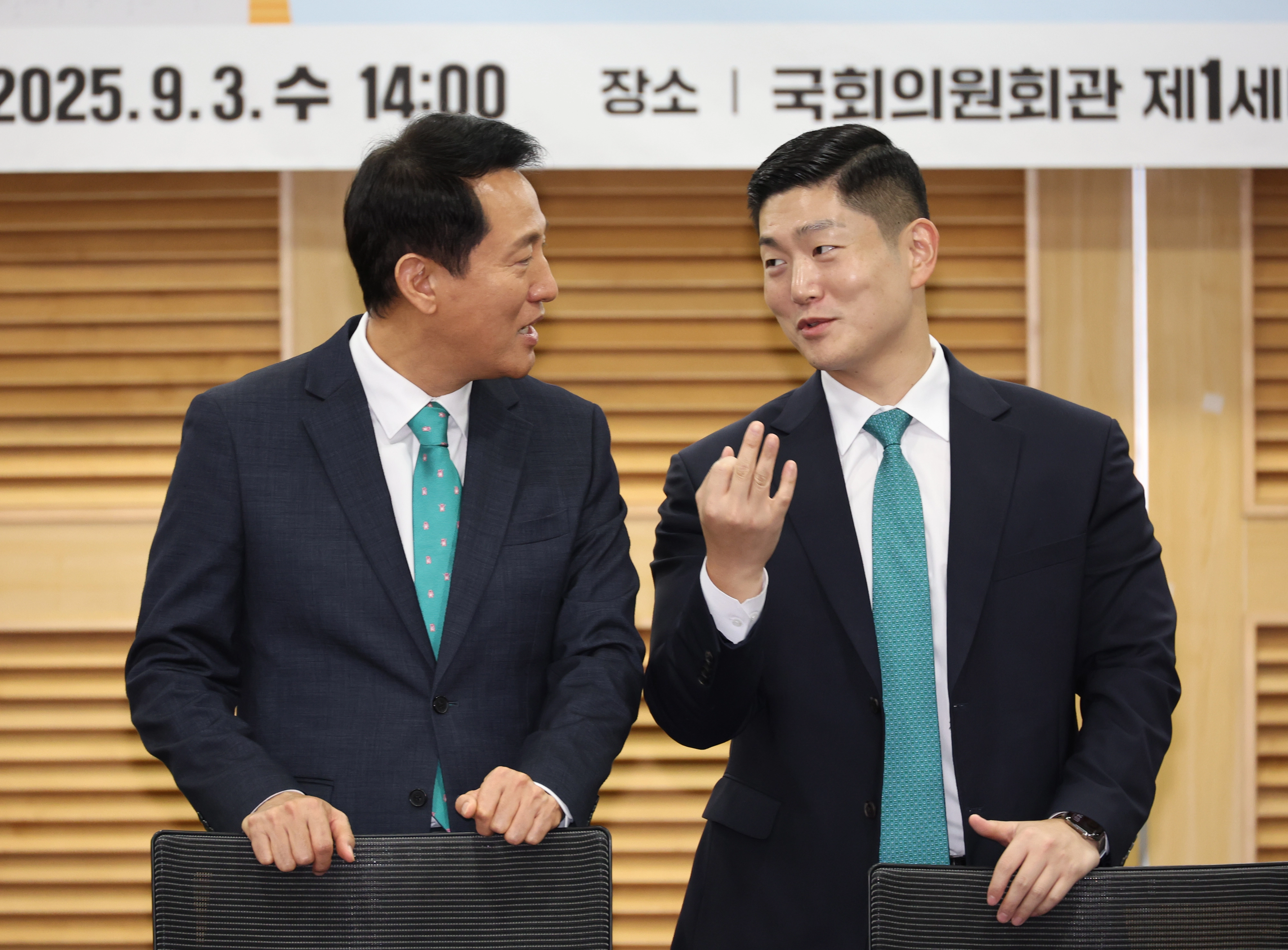 2025 서울색으로 넥타이 맞춘 오세훈-김재섭  오세훈 서울시장과 김재섭 국민의힘 의원이 3일 오후 서울 여의도 국회 의원회관에서 열린 ‘한강, 서울의 미래 : 「내일이 더 기대되는 서울」 토론회’에서 대화를 하고 있다. 뉴시스