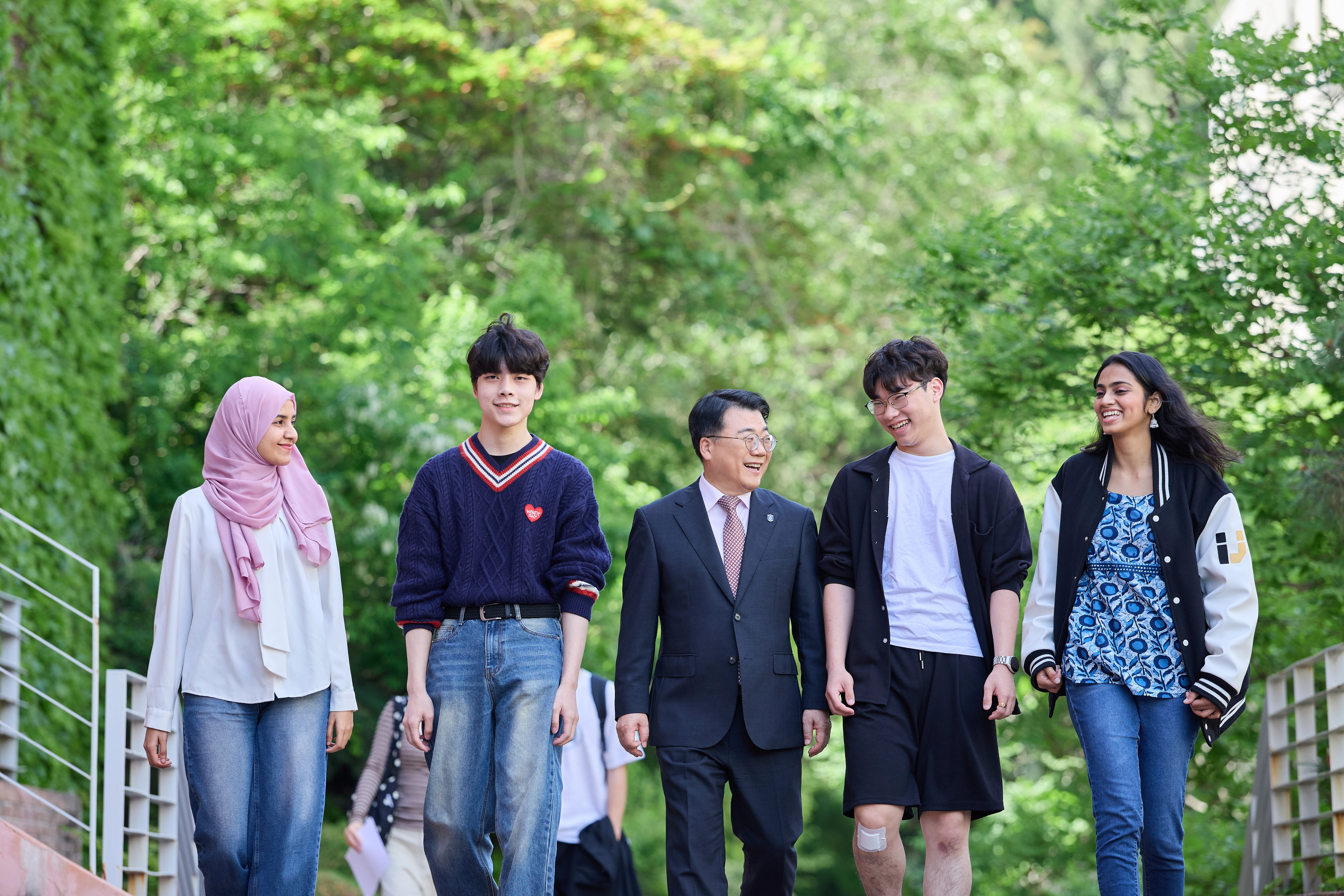전민현(가운데) 인제대학교 총장과 학생들. 2025.9.3. 인제대학교 제공