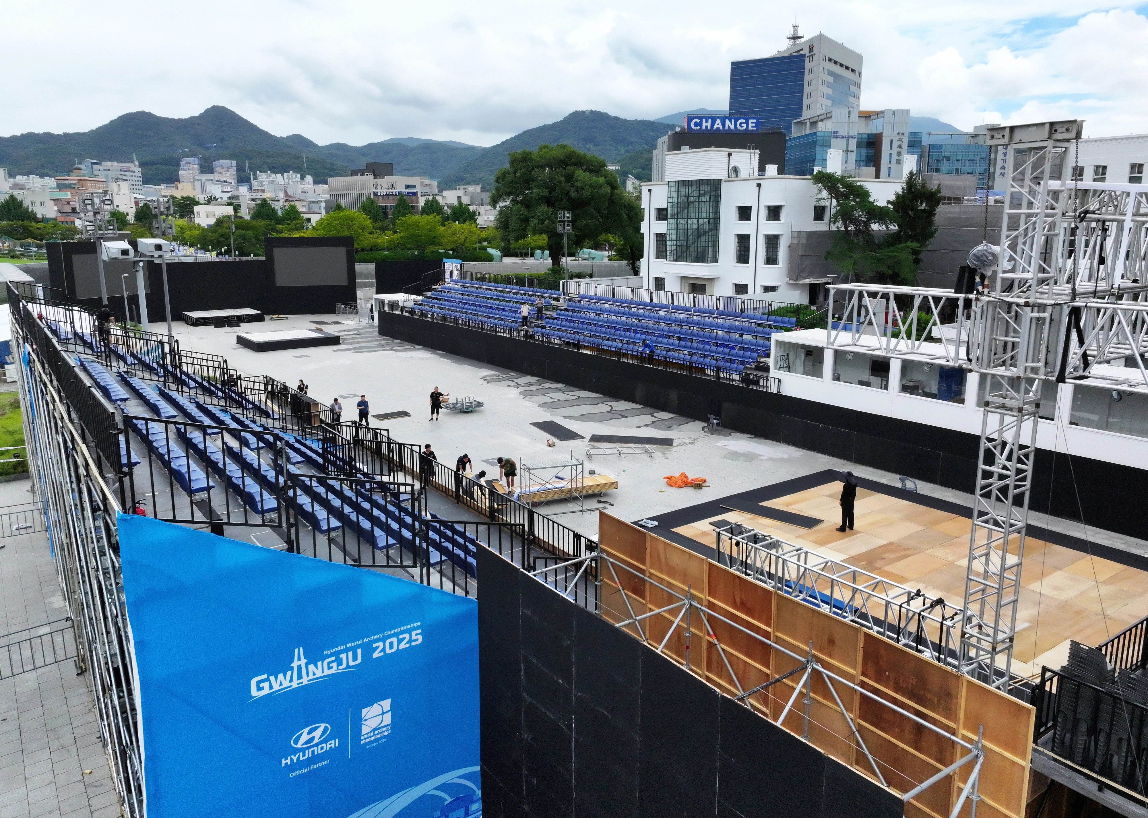 2025 세계양궁선수권대회 개막을 사흘 앞둔 2일 광주 5·18민주광장에 결승전 경기장이 설치되고 있다. 광주 연합뉴스