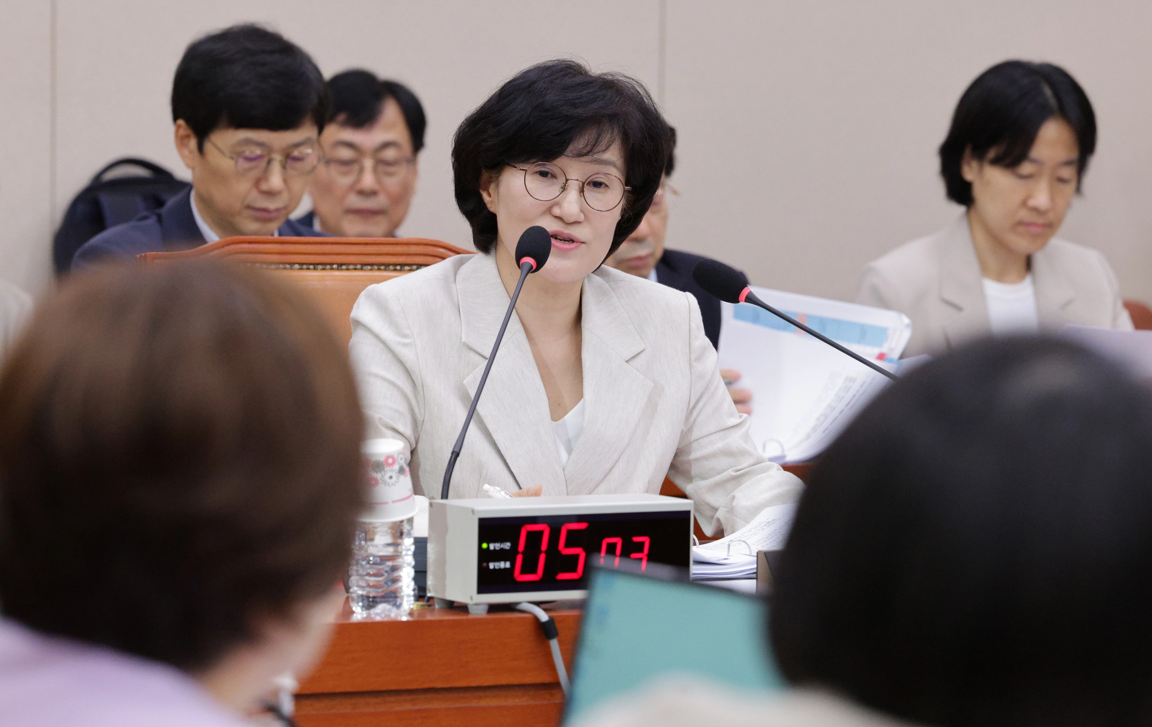 [수정본] 원민경 후보자의 답변  (서울=뉴스1) 신웅수 기자 = 원민경 여성가족부 장관 후보자가 3일 오전 서울 여의도 국회 여성가족위원회에서 열린 인사청문회에서 의원 질의에 답변하고 있다. 2025.9.3/뉴스1