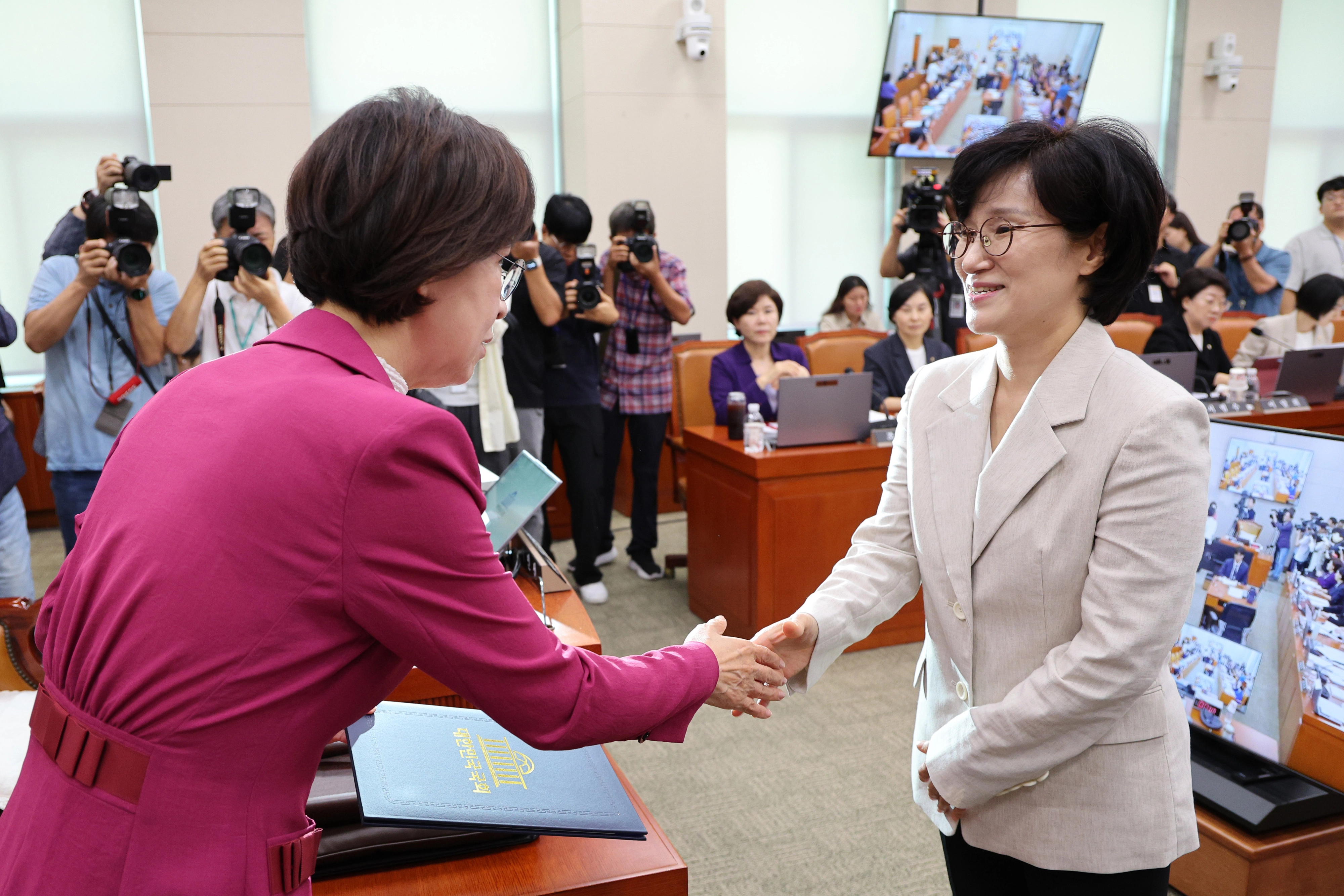[수정본] 악수하는 원민경 후보자·이인선 위원장  (서울=뉴스1) 신웅수 기자 = 원민경 여성가족부 장관 후보자가 3일 오전 서울 여의도 국회 여성가족위원회에서 열린 인사청문회에서 이인선 위원장에게 선서문을 전달한 후 인사하고 있다. 2025.9.3/뉴스1
