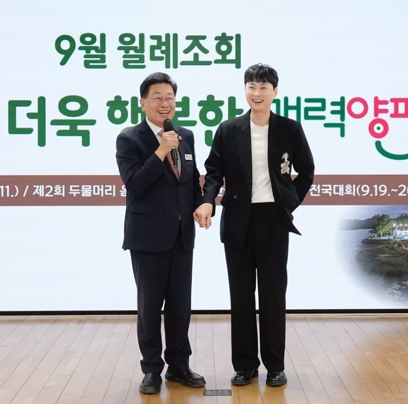 전진선 경기 양평군수(왼쪽)와 가수 민경훈이 기념사진을 찍고 있다. 양평군 제공
