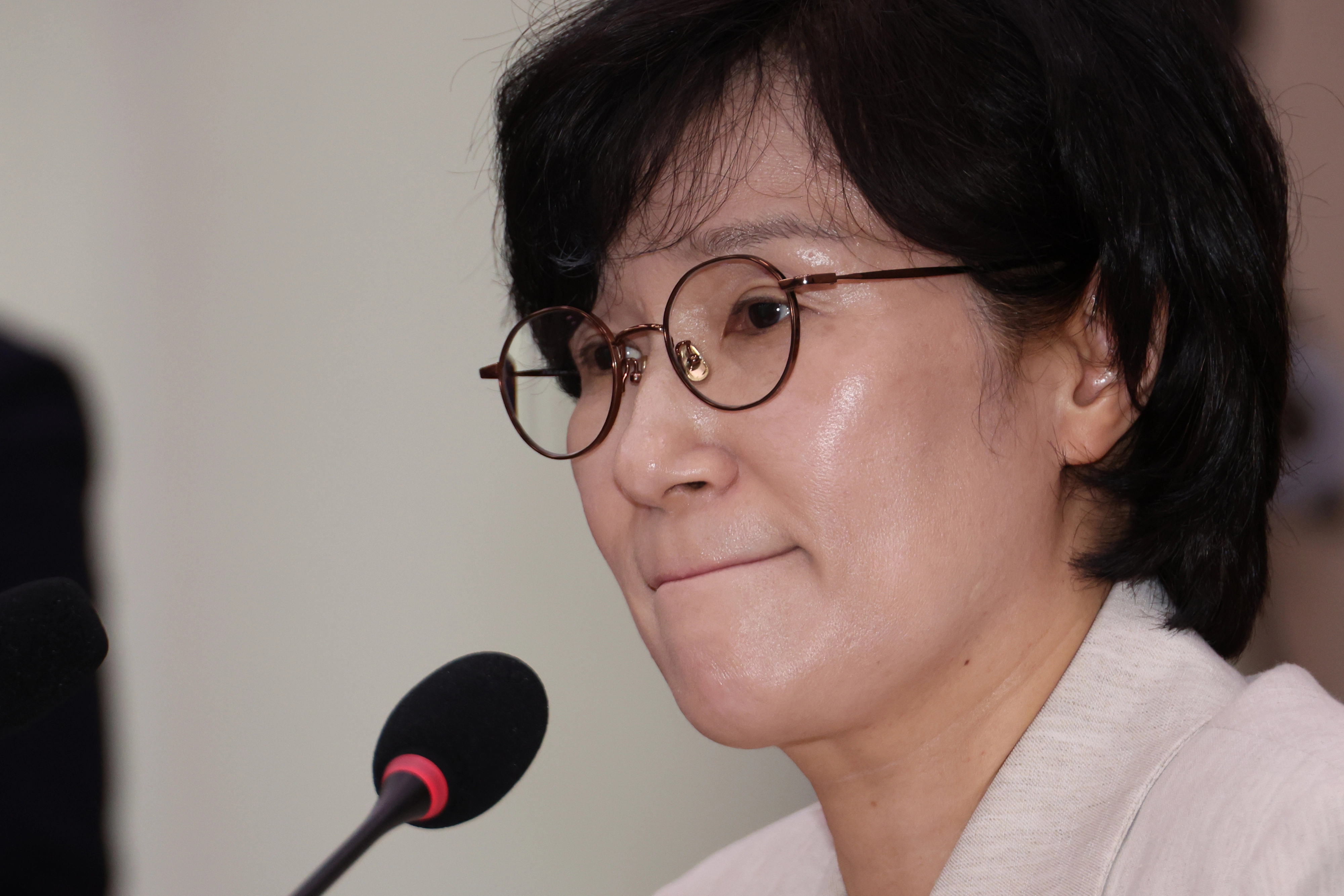 질의 듣는 원민경 여가부 장관 후보자
    (서울=연합뉴스) 김주성 기자 = 원민경 여성가족부 장관 후보자가 3일 국회 여성가족위원회에서 열린 인사청문회에서 위원 질의를 받고 있다. 2025.9.3