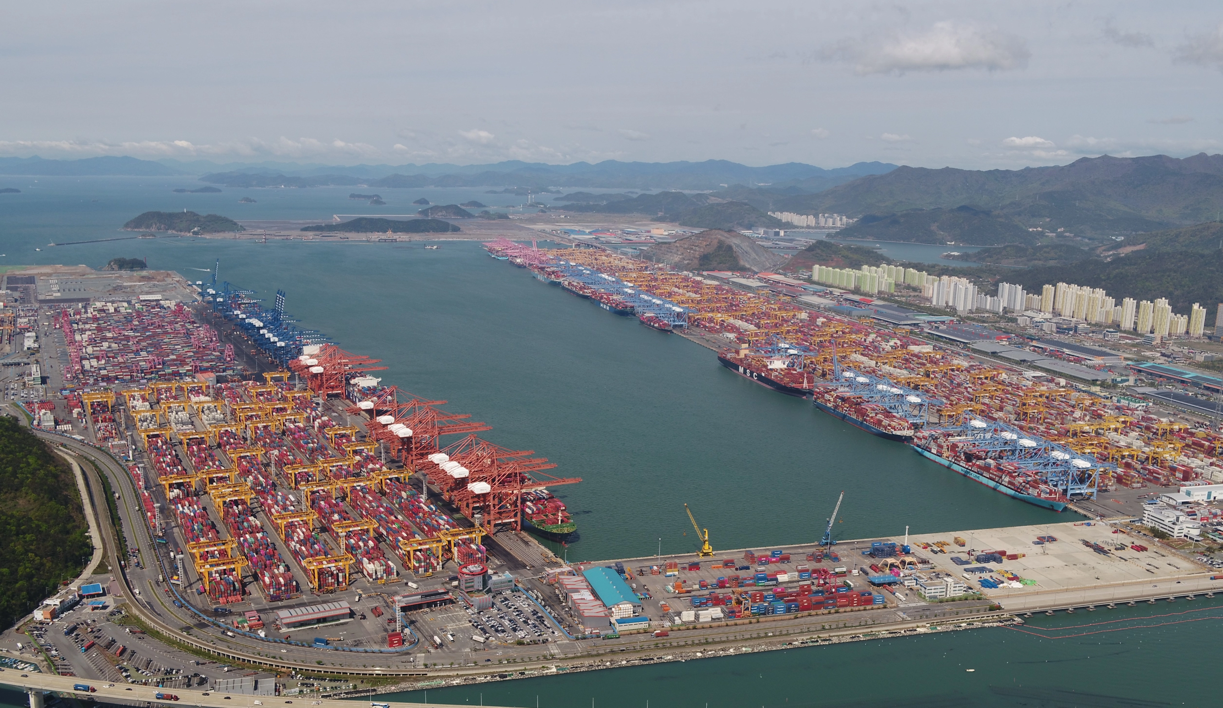 부산항 신항 전경. 세계 2위 환적항으로 컨테이너 물동량은 세계 6위다.
부산 강서구 제공