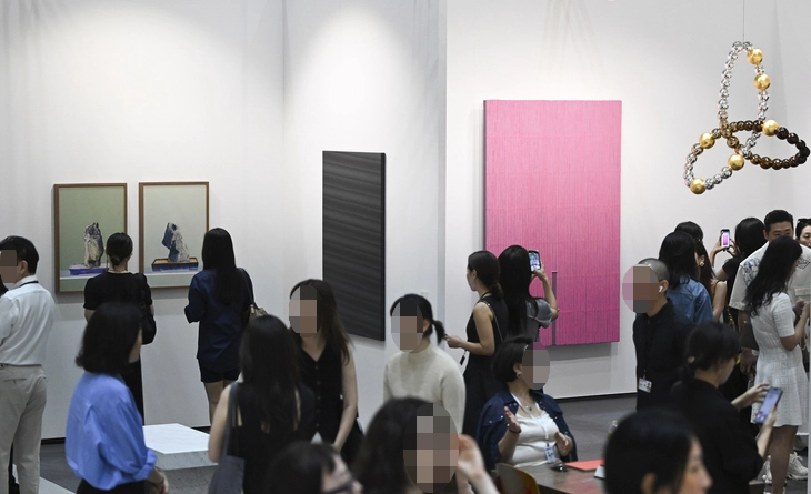 국제갤러리 부스에는 장 미셸 오토니엘과 박서보, 이승조, 하종현 작가 등의 작품이 나란히 전시됐다. 
이지훈 기자