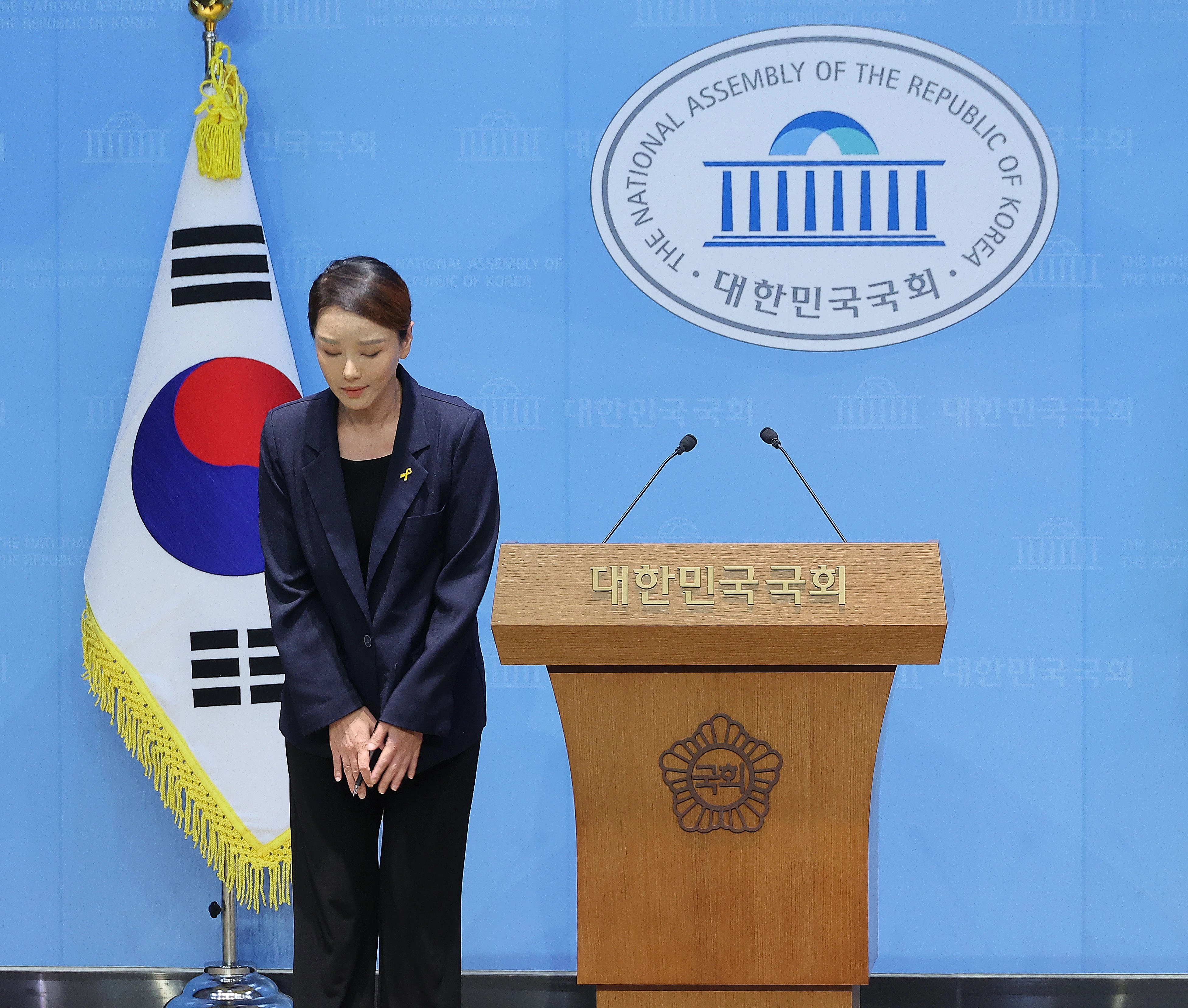 ‘당내 성비위 의혹’ 조국혁신당 강미정 대변인 탈당  조국혁신당 강미정 대변인이 4일 서울 여의도 국회 소통관에서 당내 성비위 의혹과 관련한 탈당 기자회견을 하고 있다. 2025.9.4 연합뉴스
