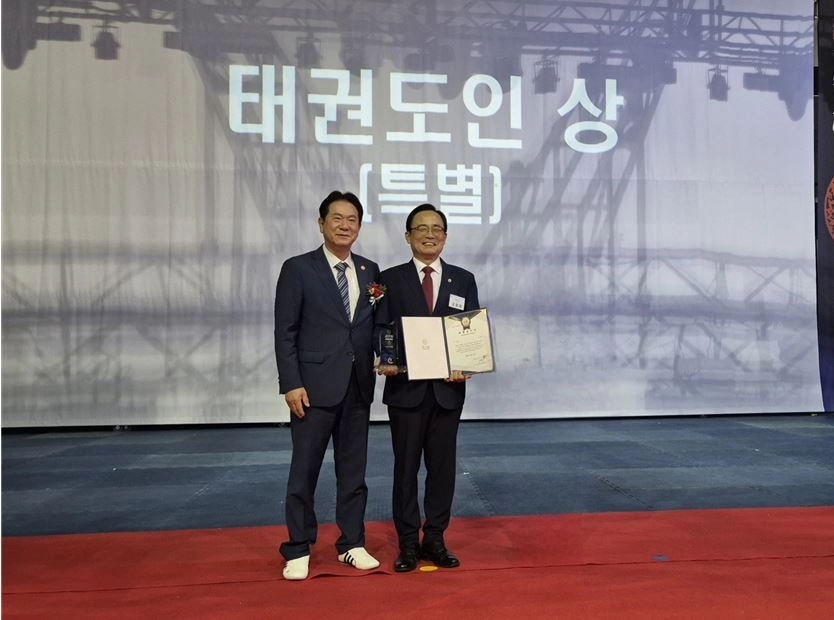 김형재 의원이 지난달 28일 국기원 중앙수련장에서 개최된 ‘2025 자랑스러운 태권도인 상 시상식’에서  자랑스런 태권도인상을 수상 후 이동섭 국기원장과 기념촬영을 하고 있다.
