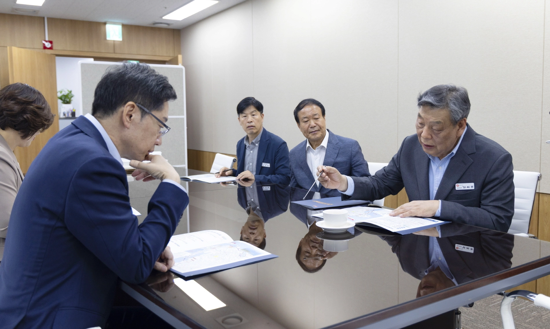 가세로 태안군수와 김원대 가로림만 해상교량 건립 추진위원장 등이 김경수 지방시대위원장에게 현안사항을 건의하고 있다. 태안군 제공.