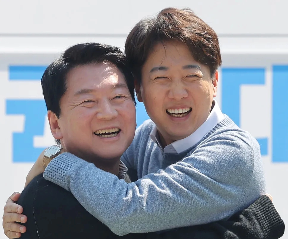 이준석 개혁신당 대표(당시 대선 후보)가 안철수 국민의힘 의원과 지난 4월 경기 성남시 판교역 앞 광장에서 열린 인공지능(AI) 관련 ‘미래를 여는 단비토크’에서 만나 포옹하고 있다. 연합뉴스
