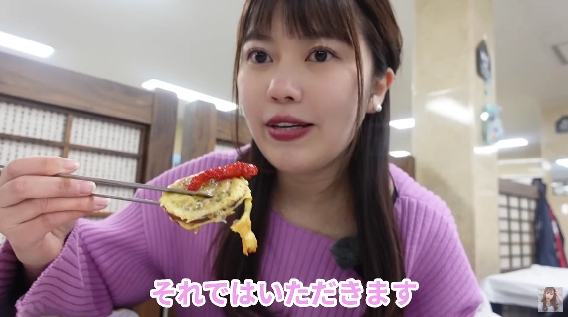 지난해 삼일절에 강원 속초로 여행을 간 일본인 여성이 아바이마을의 한 식당에서 오징어순대를 맛보고 있다. 유튜브 채널 ‘ふじわらのみい’ 캡처