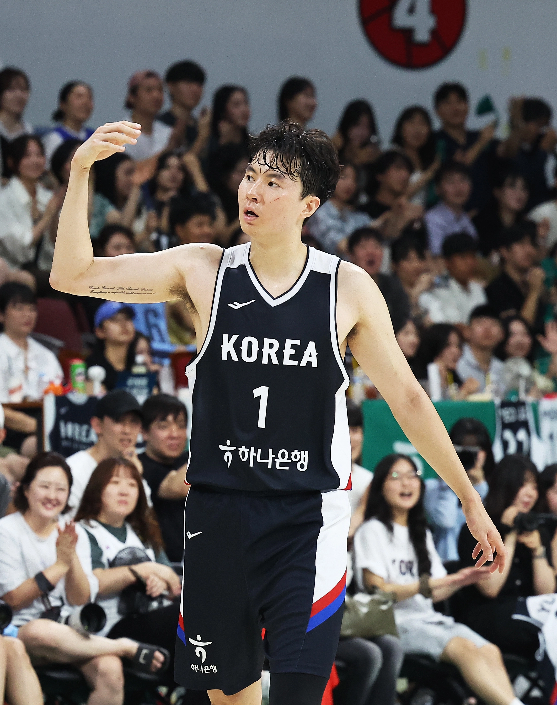 한국 농구 국가대표 이현중이 7월 13일 안양 정관장아레나에서 열린 2025 평가전 일본과의 홈 경기에서 관중들의 함성을 유도하고 있다. 연합뉴스