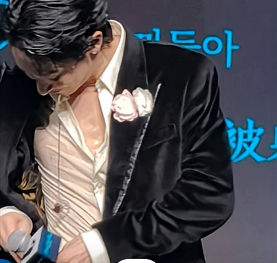 이수혁이 중국 팬미팅을 진행하던 중 주최 측으로부터 과도한 요구를 받았다는 보도가 나왔다. 팬미팅 당시 이수혁의 셔츠가 땀으로 흠뻑 젖어 있는 모습. 온라인 커뮤니티 출처