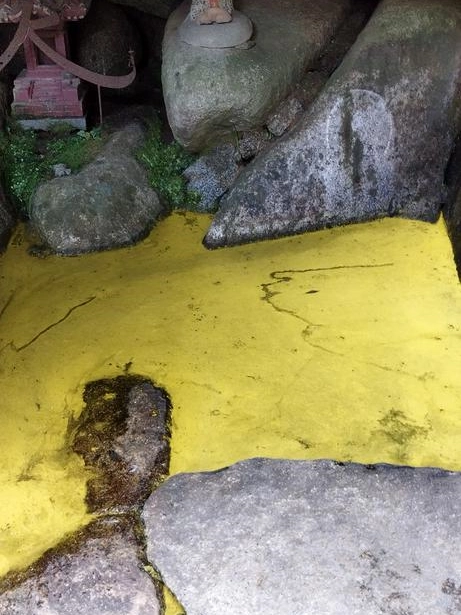 일본 후쿠시마현 모토미야시 이와츠노산(岩角山)에 있는 사찰 간카쿠지(岩角寺) 샘물에서 ‘금화수’(金花水) 현상이 나타난 모습. 엑스(@ty2amki) 캡처