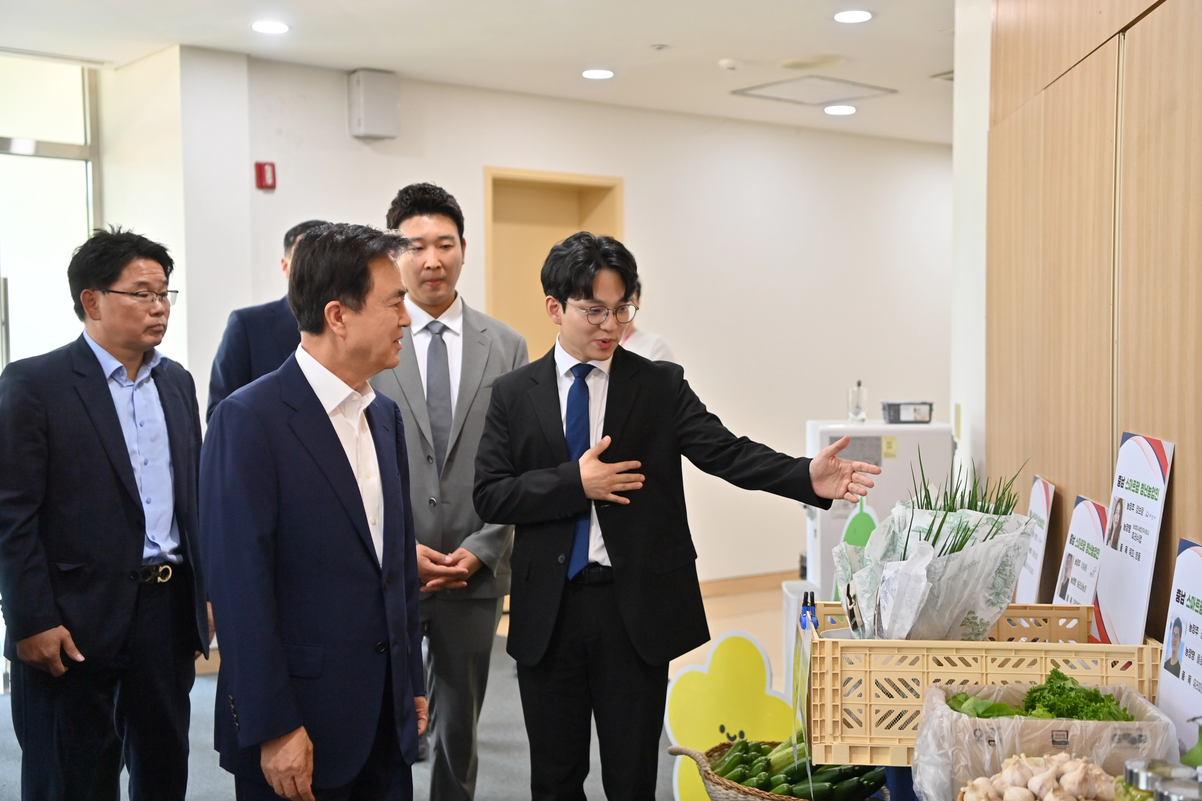 김태흠 충남지사가 충남 스마트팜 둘러보고 있다. 도 제공