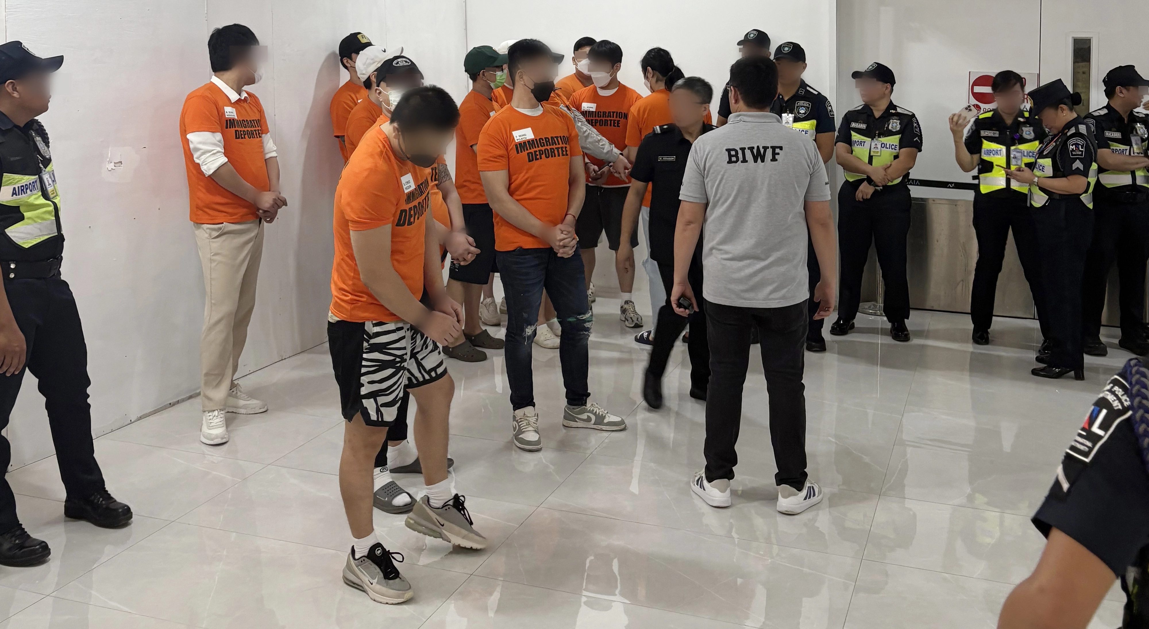 필리핀서 도피사범 49명 ‘최대 송환’  필리핀으로 도피한 보이스피싱 사범 등 49명이 한국으로 강제 송환됐다. 단일 국가 기준 최대 규모의 해외 도피사범 송환이다. 경찰청은 3일 오후 인천국제공항을 통해 피의자 49명(남성 43명, 여성 6명)을 강제 송환했다고 밝혔다. 사진은 필리핀 현지 공항서 강제 송환되는 한국인 도피사범들. 2025.9.3 경찰청 제공