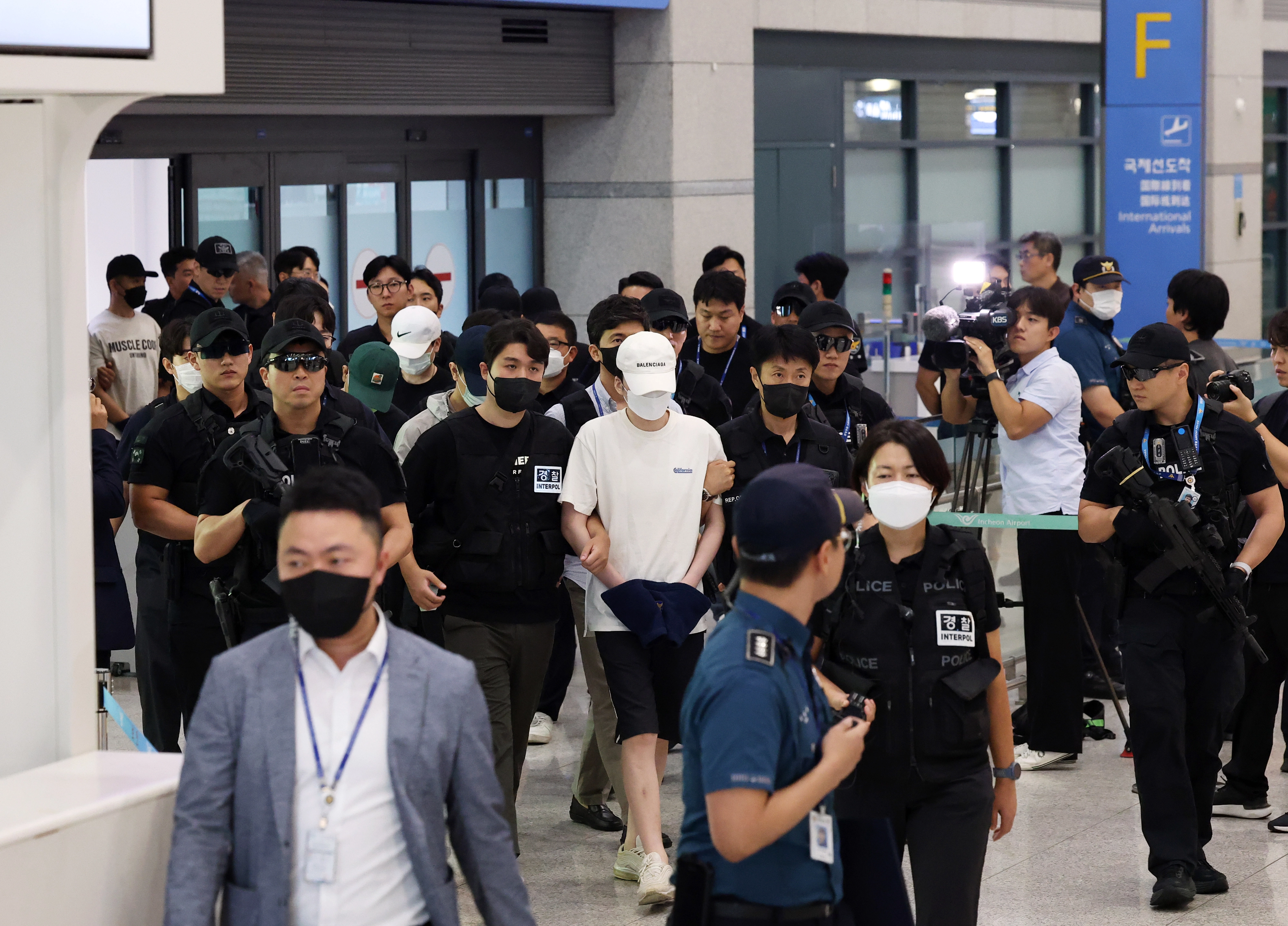 보이스피싱 사범 등 필리핀 도피 피의자 49명 일시 송환  필리핀 현지에서 5조 원 규모의 불법 온라인 도박장을 운영하다 체포된 한국인 범죄조직 일당을 비롯한 필리핀 한국인 범죄 피의자 49명이 3일 오후 인천국제공항 1터미널을 통해 송환되고 있다. 전세기까지 동원된 이번 일시송환은 단일 국가에서 동시에 이뤄진 최대 규모 해외 검거 사범 송환으로, 송환된 피의자 중 인터폴 적색수배가 발부된 대상자만 45명에 달하며 이들을 대상으로 국내 수사기관에서 내려진 수배는 총 154건에 이른다. 2025.9.3 뉴스1