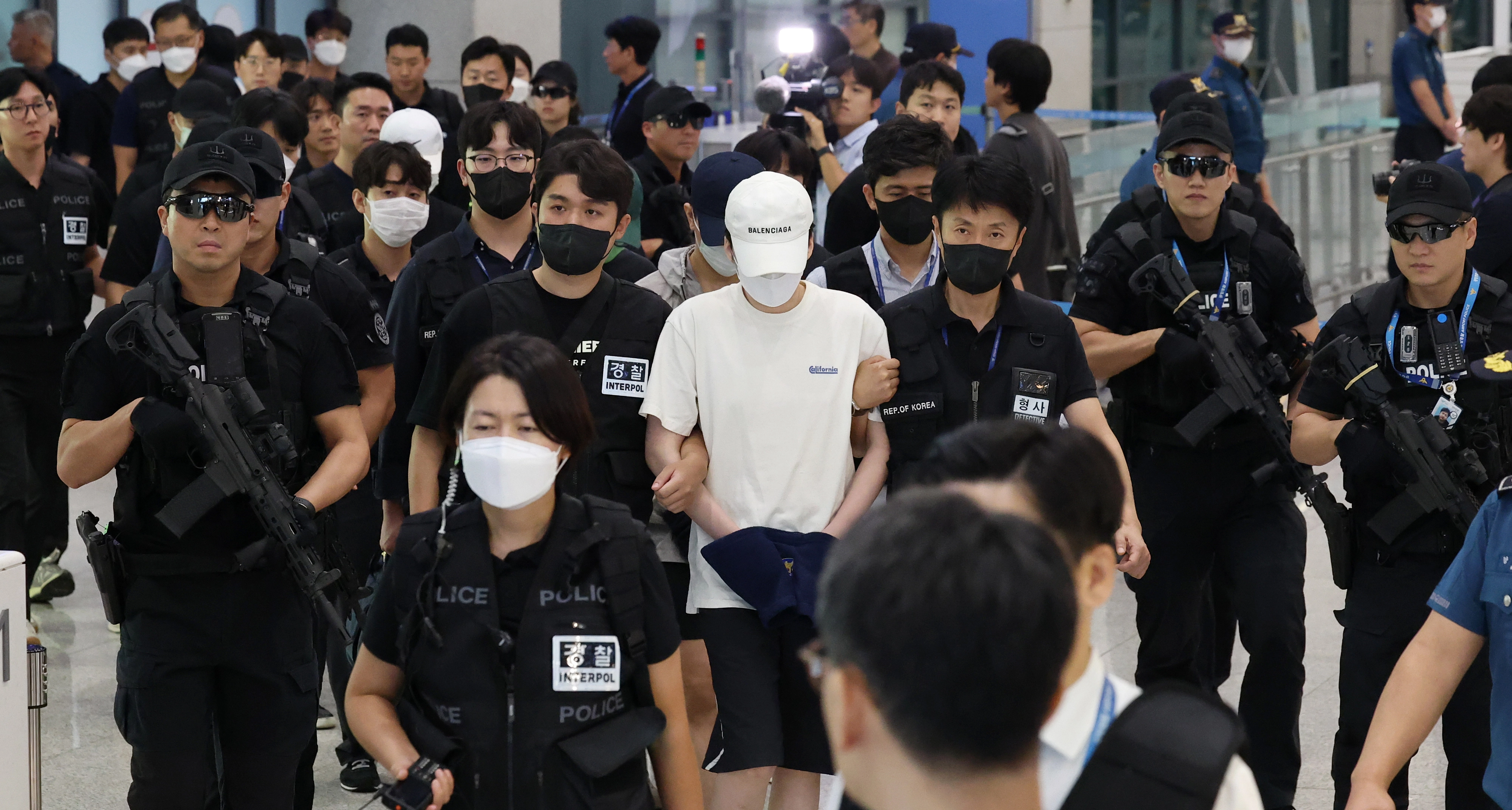 필리핀 범죄 사범 송환작전  필리핀 현지에서 5조 원 규모의 불법 온라인 도박장을 운영하다 체포된 한국인 범죄조직 일당을 비롯한 필리핀 한국인 범죄 피의자 49명이 3일 오후 인천국제공항 1터미널을 통해 송환되고 있다. 전세기까지 동원된 이번 일시송환은 단일 국가에서 동시에 이뤄진 최대 규모 해외 검거 사범 송환으로, 송환된 피의자 중 인터폴 적색수배가 발부된 대상자만 45명에 달하며 이들을 대상으로 국내 수사기관에서 내려진 수배는 총 154건에 이른다. 2025.9.3 뉴스1