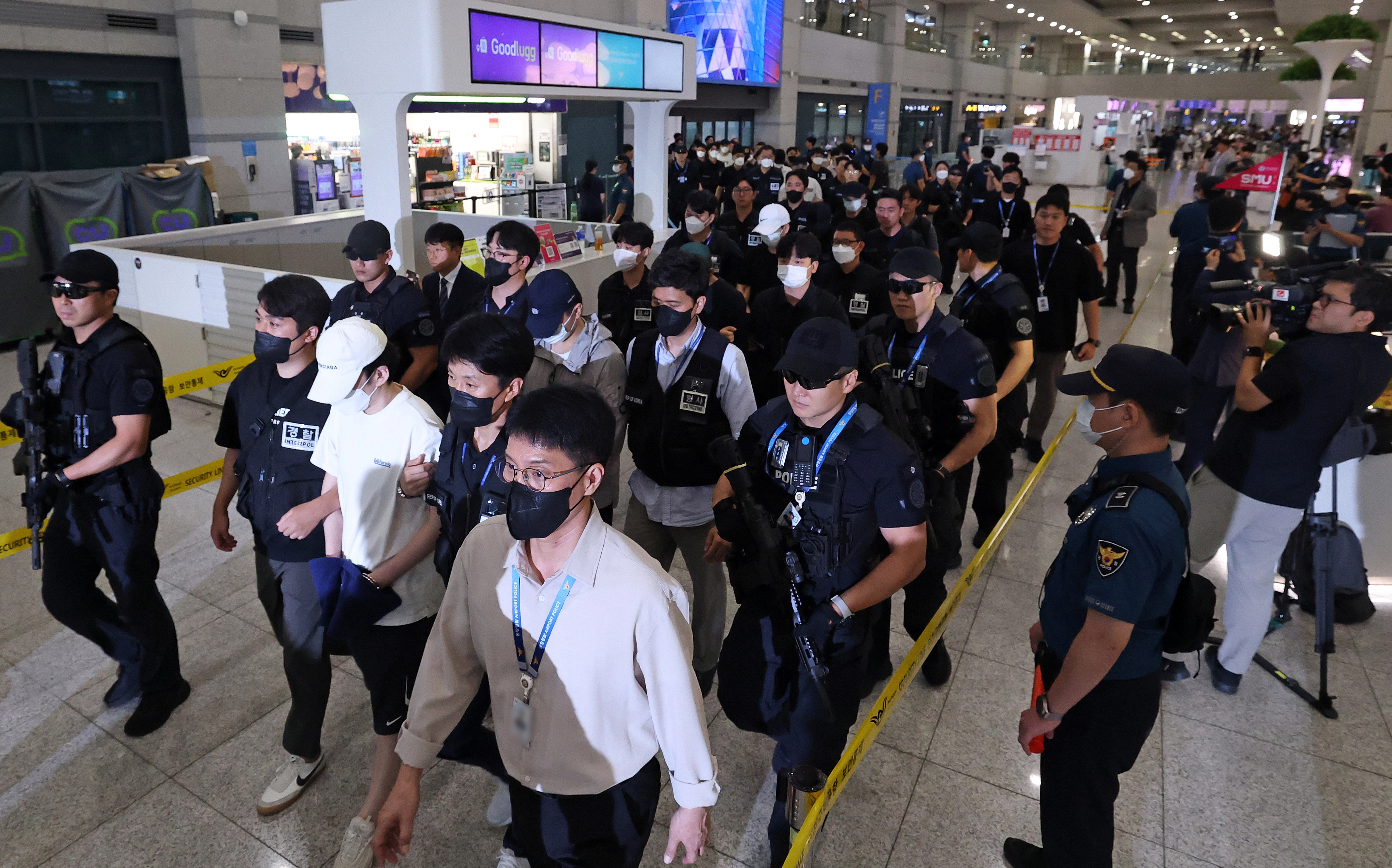 인천공항 통해 대거 송환되는 필리핀 한국인 범죄 피의자들  필리핀 현지에서 5조 원 규모의 불법 온라인 도박장을 운영하다 체포된 한국인 범죄조직 일당을 비롯한 필리핀 한국인 범죄 피의자 49명이 3일 오후 인천국제공항 1터미널을 통해 송환되고 있다. 전세기까지 동원된 이번 일시송환은 단일 국가에서 동시에 이뤄진 최대 규모 해외 검거 사범 송환으로, 송환된 피의자 중 인터폴 적색수배가 발부된 대상자만 45명에 달하며 이들을 대상으로 국내 수사기관에서 내려진 수배는 총 154건에 이른다. 2025.9.3 뉴스1