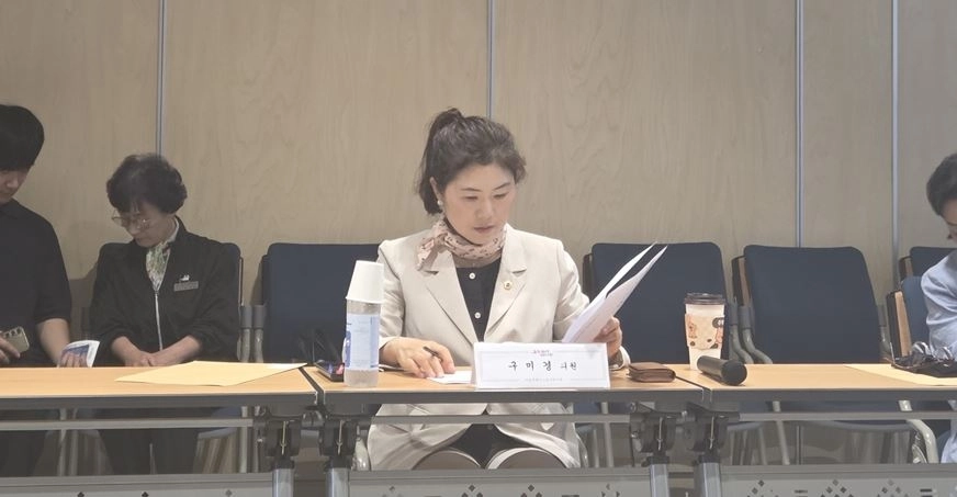 구미경 의원이 서울시노동자복지관에 방문해 업무보고를 받고 있다.